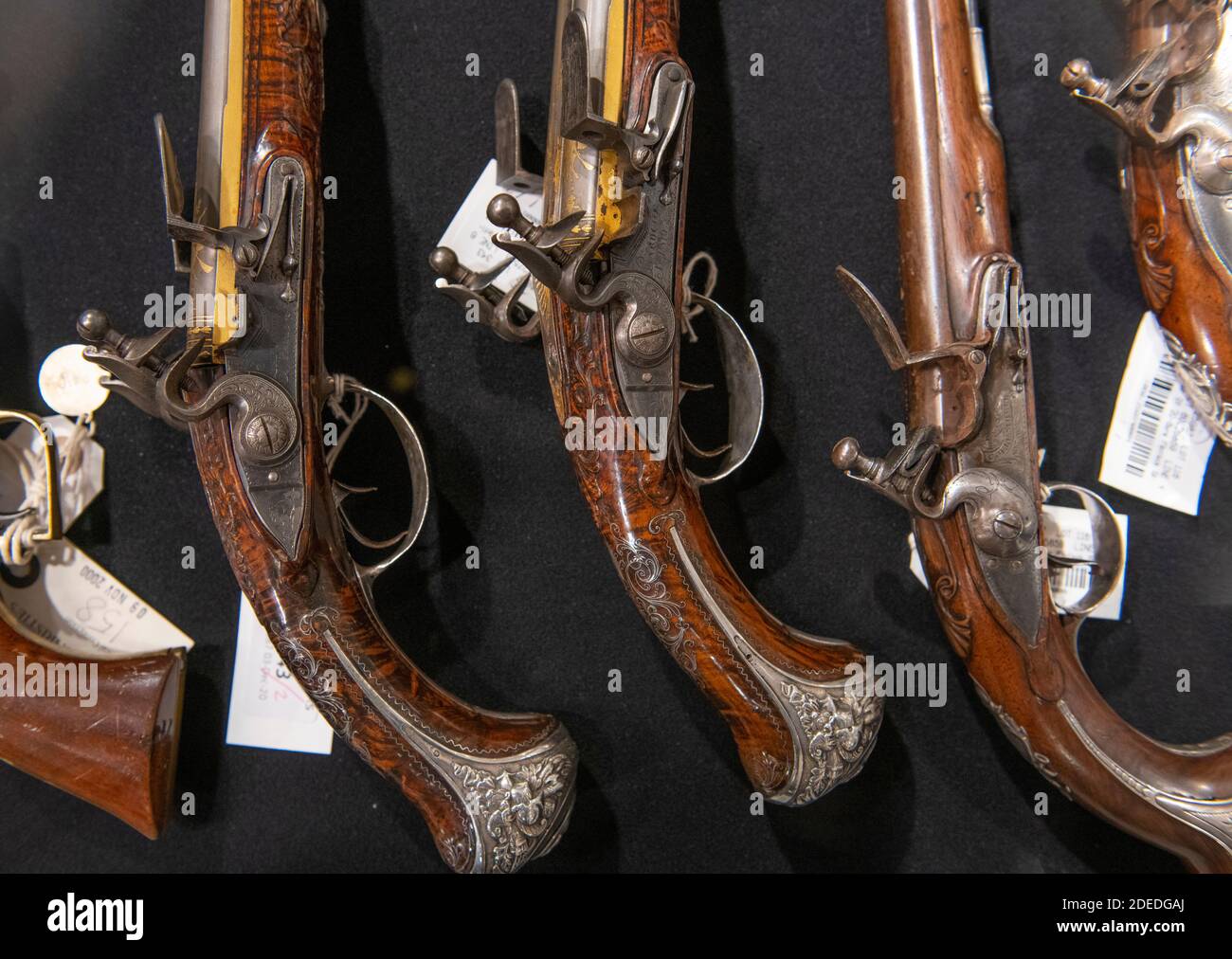 Knighsbridge, London, Großbritannien. 30. November 2020. Vorschau von Bonhams' Antique Arms, Modern Sporting Guns & Exceptional Firearms Verkauf in London. Der Verkauf findet am 3. Dezember statt. Bild: Gesamtansicht der Flintlock Pistolen im Verkauf. Quelle: Malcolm Park/Alamy Live News. Stockfoto