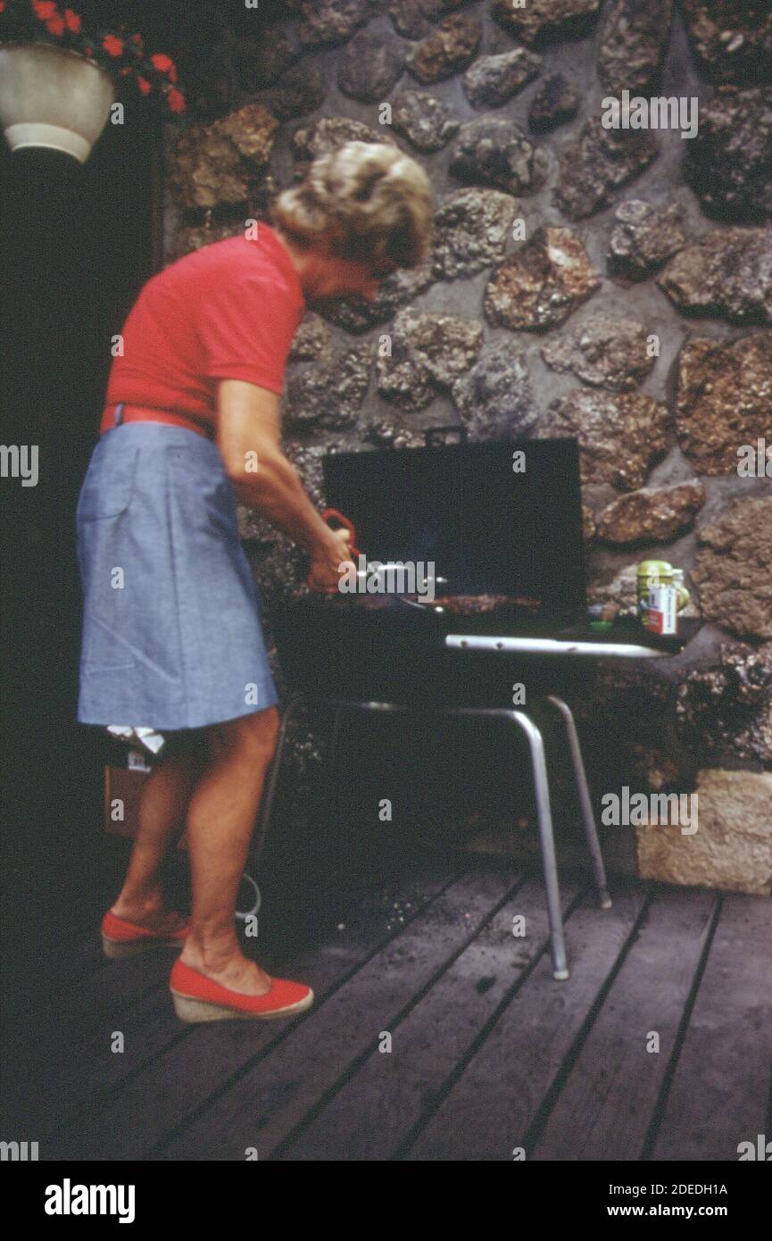 1970s Photos (1973) - Gastgeberin; Ehefrau eines pensionierten Werbeträgers; bereitet Hamburger auf einer Party an ihrem Seeufer-Haus im ''Land der fünften Jahreszeit''' vor; eine wohlhabende Enklave am Lake Ozark (Lake of the Ozarks Missouri Area) ' Stockfoto