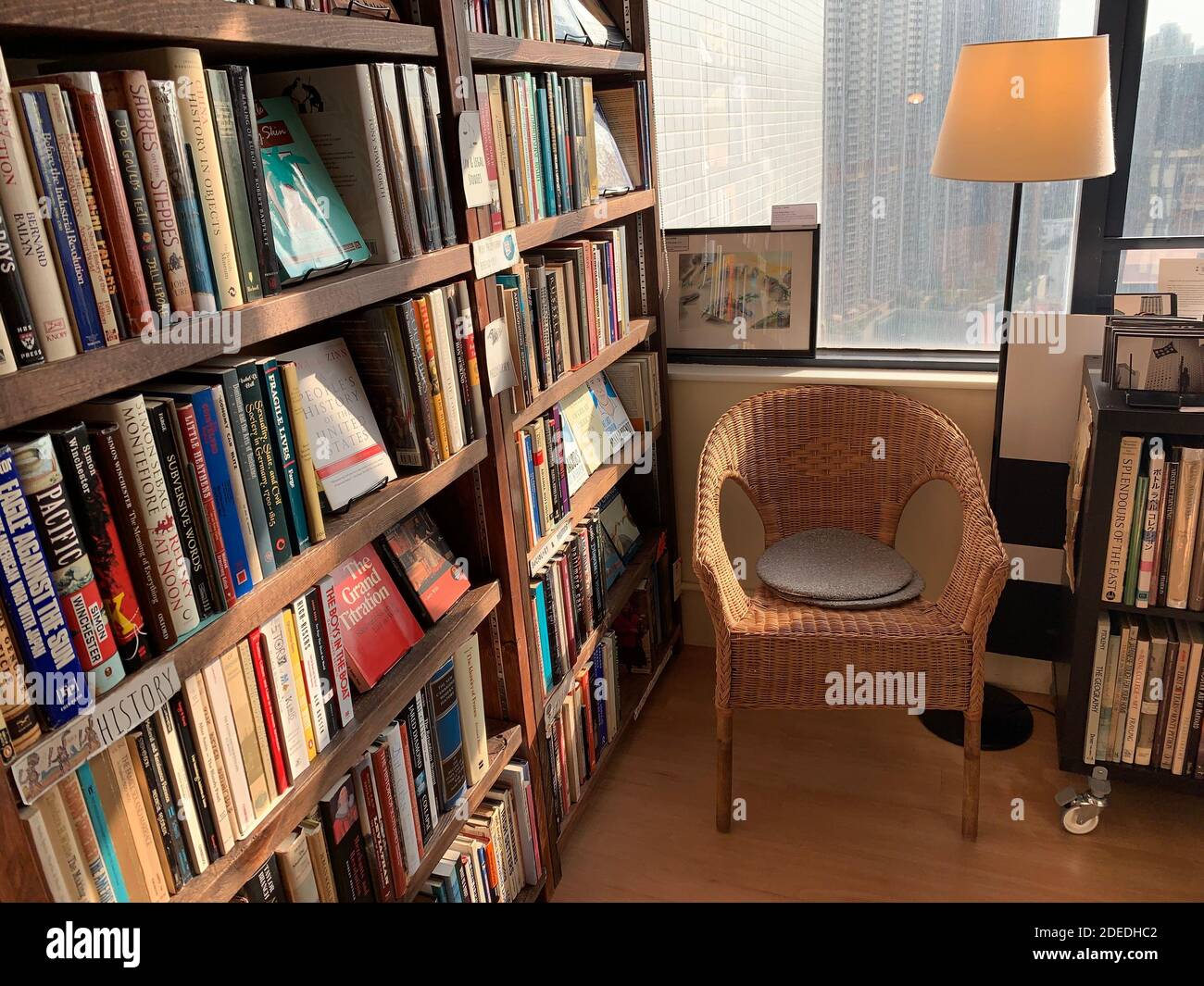 Leseraum in der Nähe der Bücherregale Stockfoto