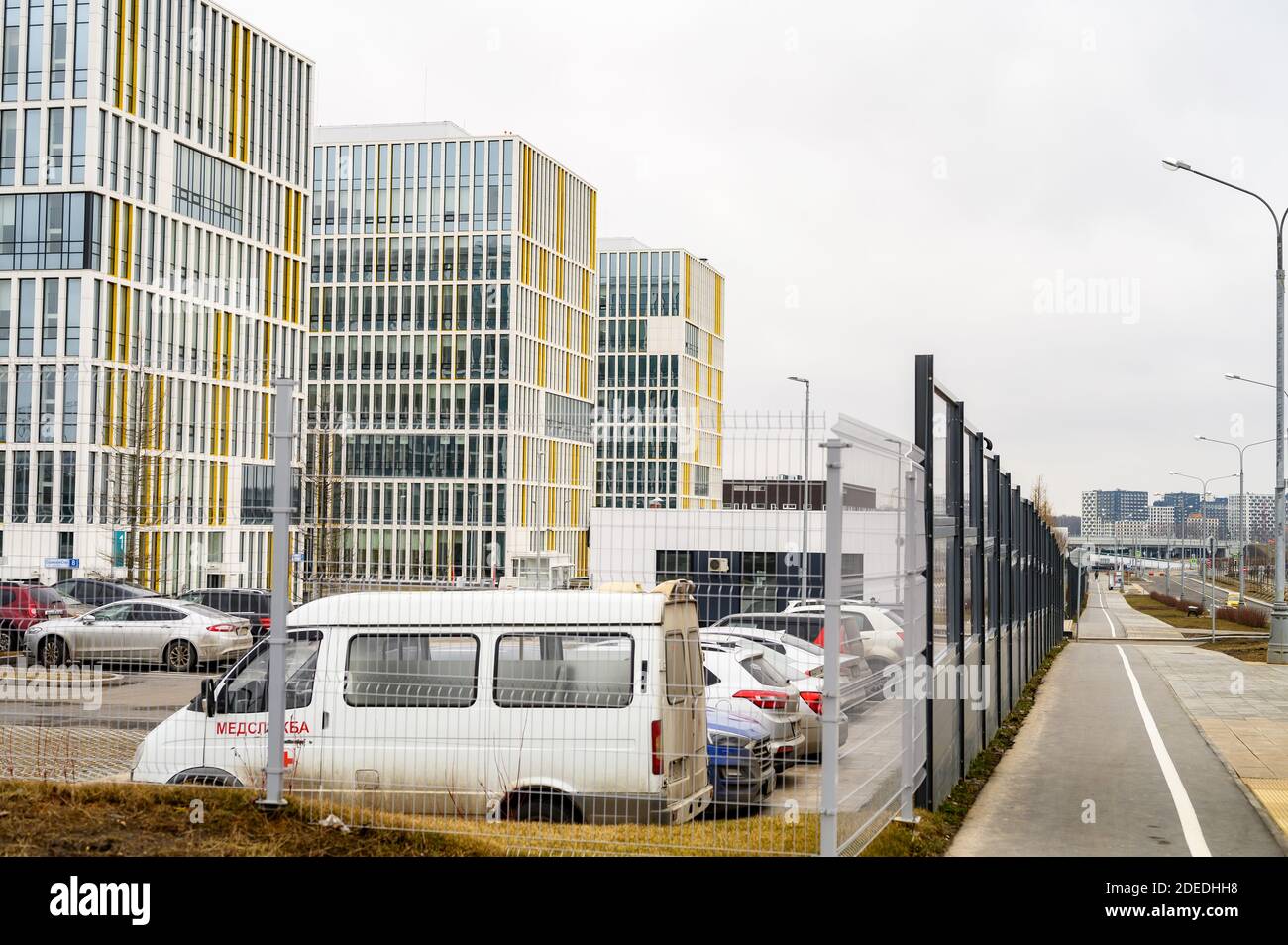 Ein moderner Krankenhauskomplex in Kommunarka nimmt Patienten mit Verdacht auf Coronavirus auf. Kommunarka ist der Name einer russischen Stadt Stockfoto