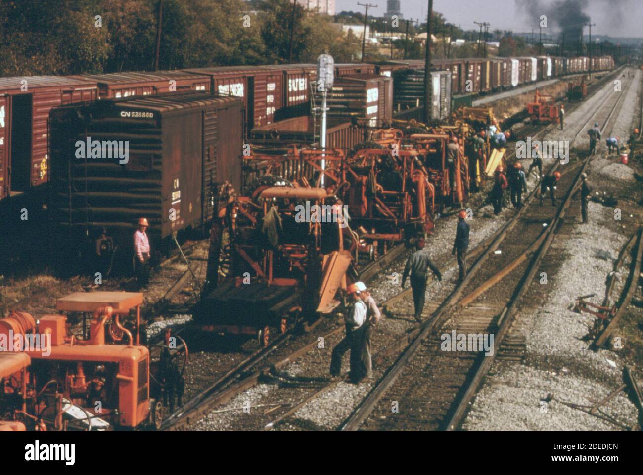 Südbahn-Right-of-Way-Arbeiter und Maschinenarbeiter ersetzen alte Eisenbahnbindungen durch neue, um das Straßenbett zu verbessern. Ca. 1974 Stockfoto