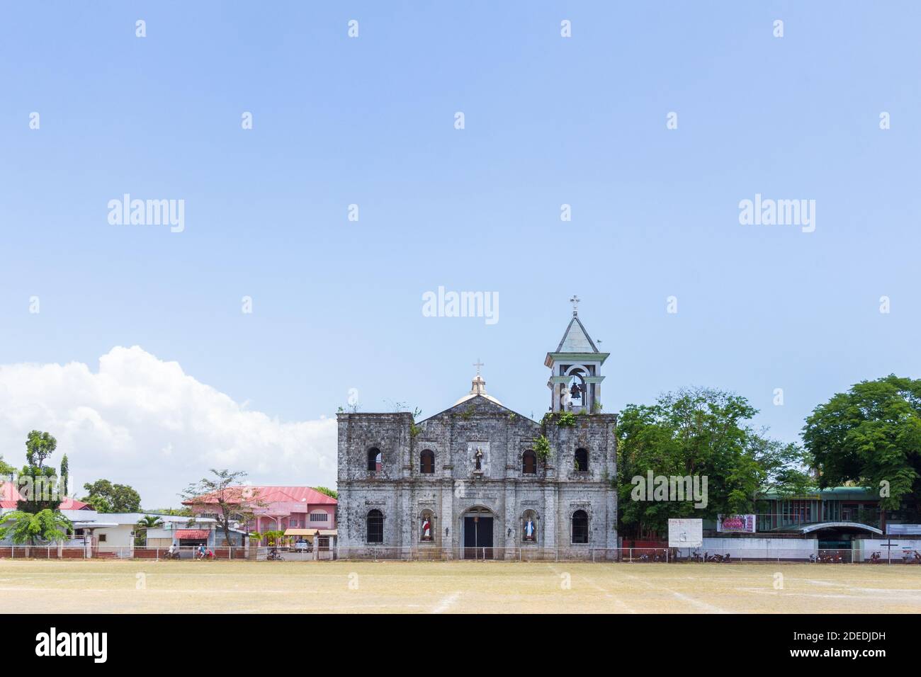 Barotac Nuevo Kirche mit einer einfachen Fassade vor einem großen Fußballfeld in Iloilo, Philippinen Stockfoto