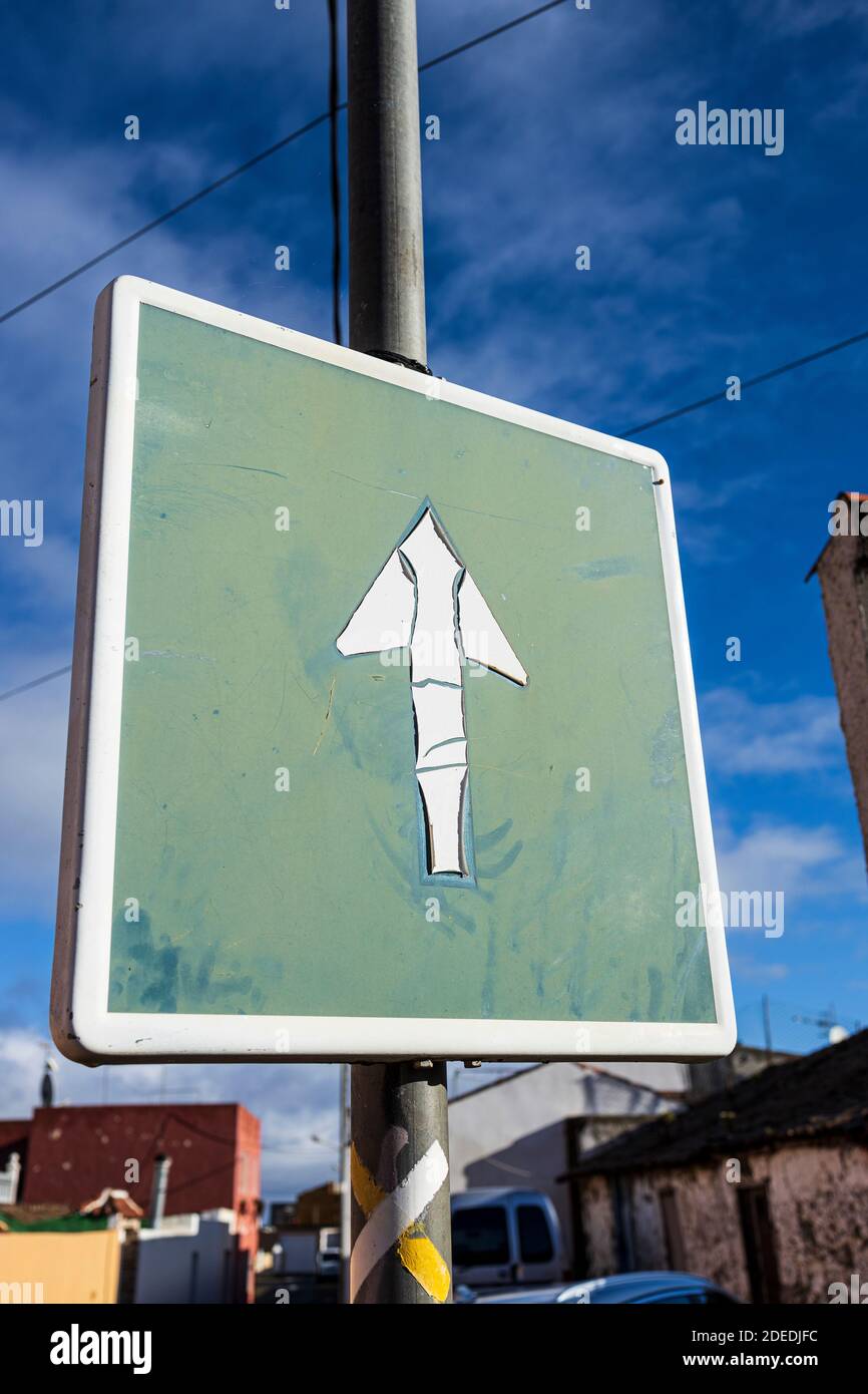 Einwegpfeil Verkehrsschild mit Zeichen von Sonnenschäden in Erjos, Teno, Teneriffa, Kanarische Inseln, Spanien Stockfoto