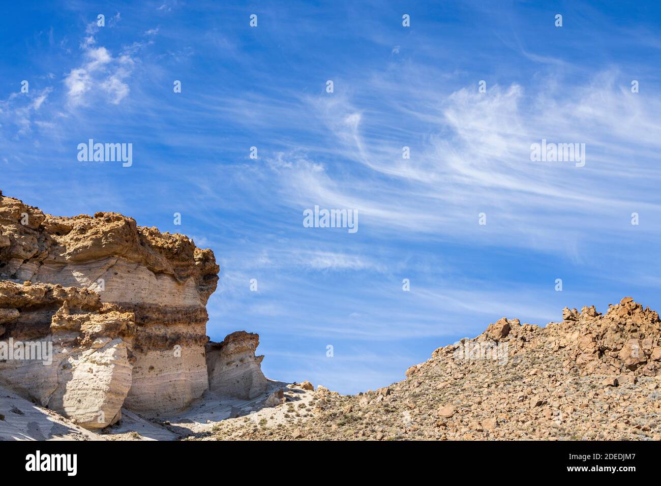 Dramatische Felsformationen in der vulkanischen Landschaft der Caldera im Nationalpark Las Canadas del Teide, Teneriffa, Kanarische Inseln, Spanien Stockfoto