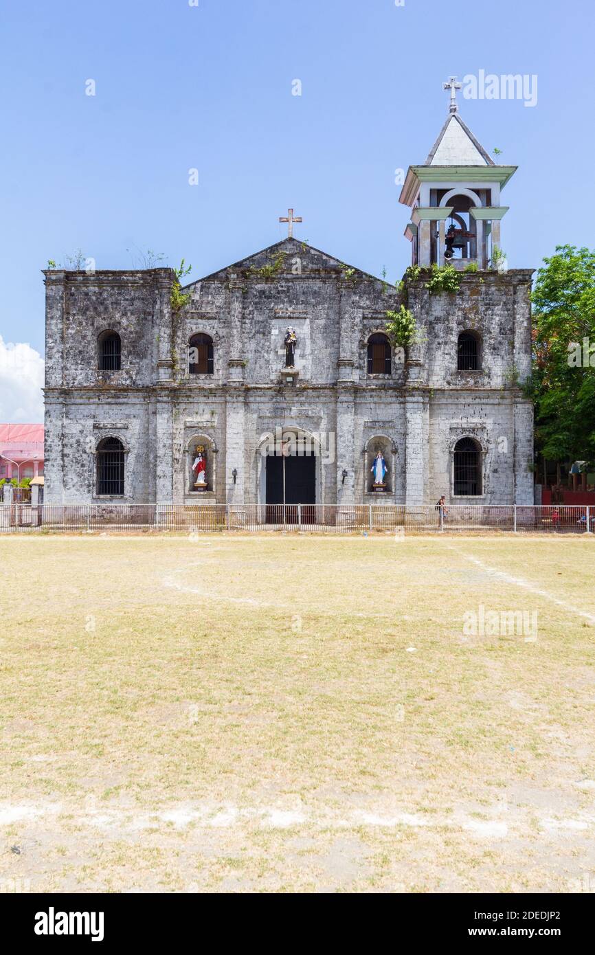 Barotac Nuevo Kirche mit einer einfachen Fassade vor einem großen Fußballfeld in Iloilo, Philippinen Stockfoto