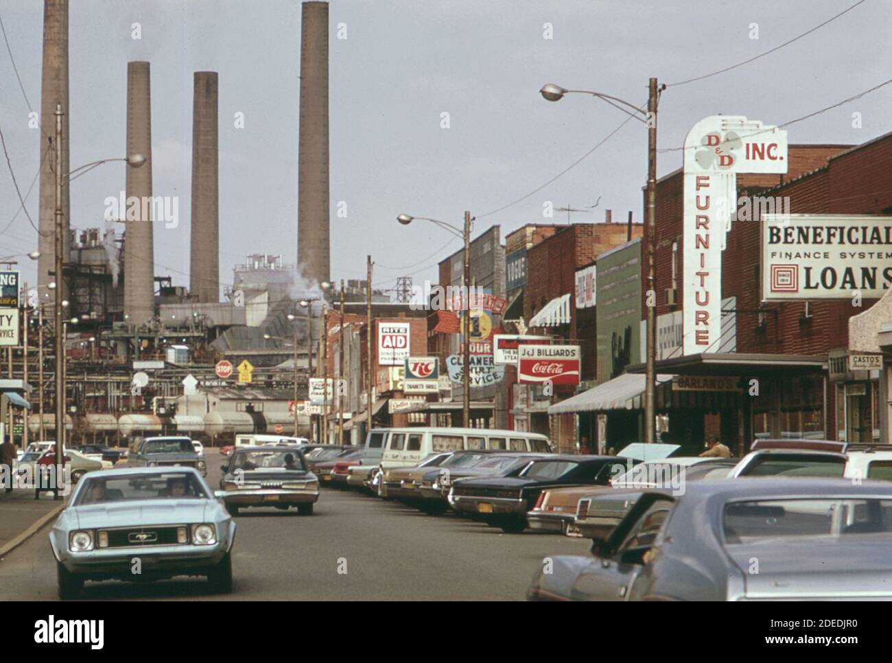 Foto der 1970er Jahre (1973) - South Charleston West des FMC-Konzerns Das Werk von Virginia befindet sich hinter einer belebten Straße in der Stadt Stockfoto