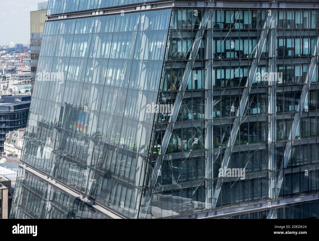 Detaillierte erhöhte Ansicht der mittleren Geschosse des Gebäudes, der grüne Teppich auf der 14. Etage sind die Büros von RSH-P. The Leadenhall Building, L Stockfoto