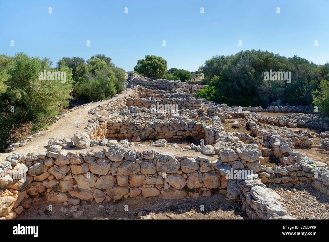 Ruinen von alten Steinhäusern in Capocorb Vell, einer Siedlung, die von der alten talaiotischen Kultur, Cala Pi, Mallorca gebaut wurde. Stockfoto