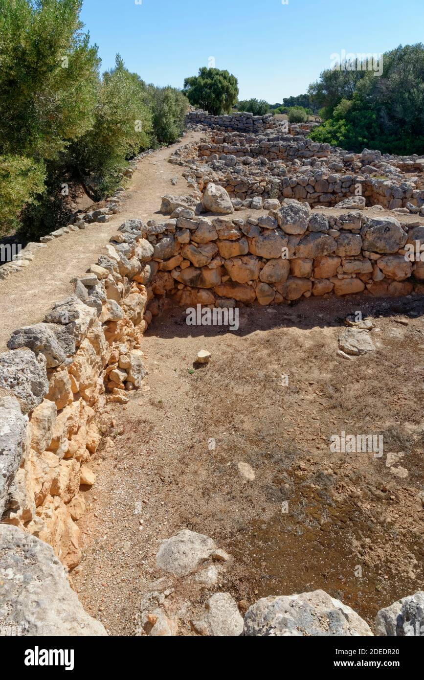 Ruinen von alten Steinhäusern in Capocorb Vell, einer Siedlung, die von der alten talaiotischen Kultur, Cala Pi, Mallorca gebaut wurde. Stockfoto