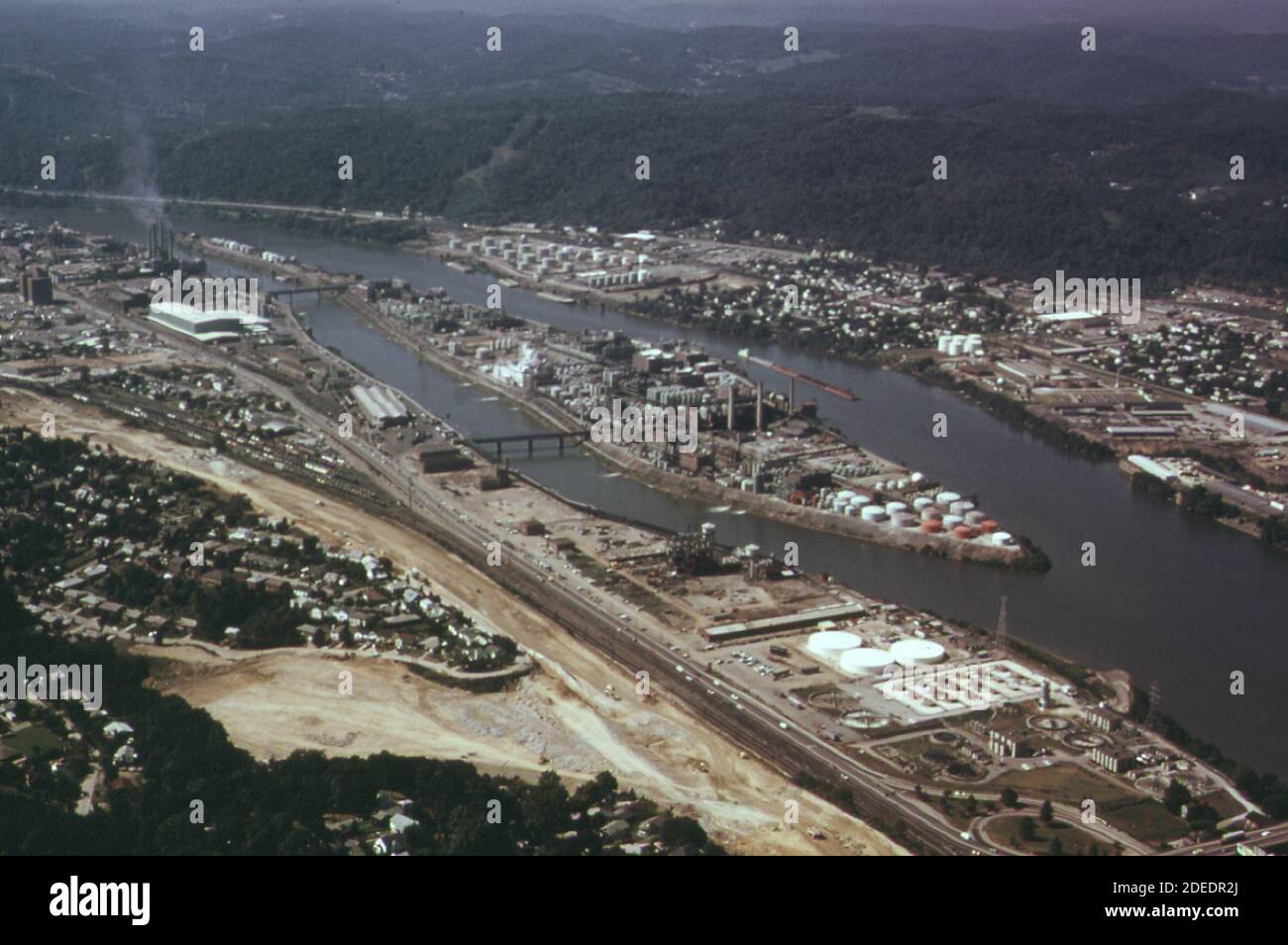 1970er Foto (1973) - Luftaufnahme von Blaines Insel auf Der Kanawha Fluss zeigt den Bau der Interstate 64 durch Süden Charleston West Virginia Stockfoto