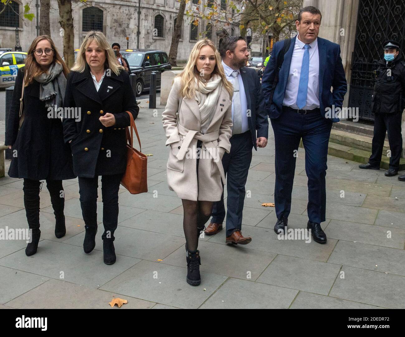 Bild zeigt: Lissie Harper, Witwe des PC Andrew Harper kommt heute mit seinen Polizeiabzeichen mit Freunden und Familie und mir am High Court in London an Stockfoto