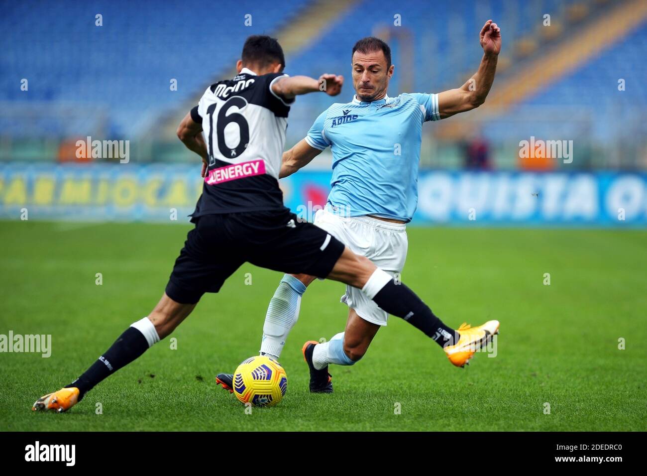 Stefan Radu von Lazio (R) wetteiferte um den Ball mit Nahuel Molina von Udinese während der italienischen Meisterschaft Serie A Fußball m / lm Stockfoto