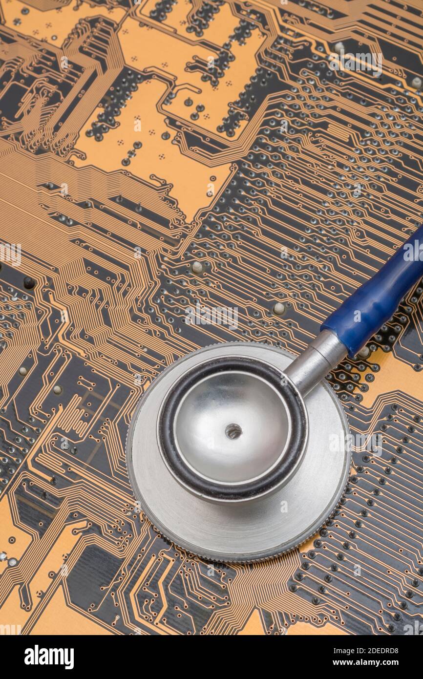 Stethoskop und PC-Mainboard. Für Desktop-PC-Life Support, Diagnose von Computerfehlern, Computer-Fehlersuche, Computer-System-Fehler, Computer-Integrität Stockfoto