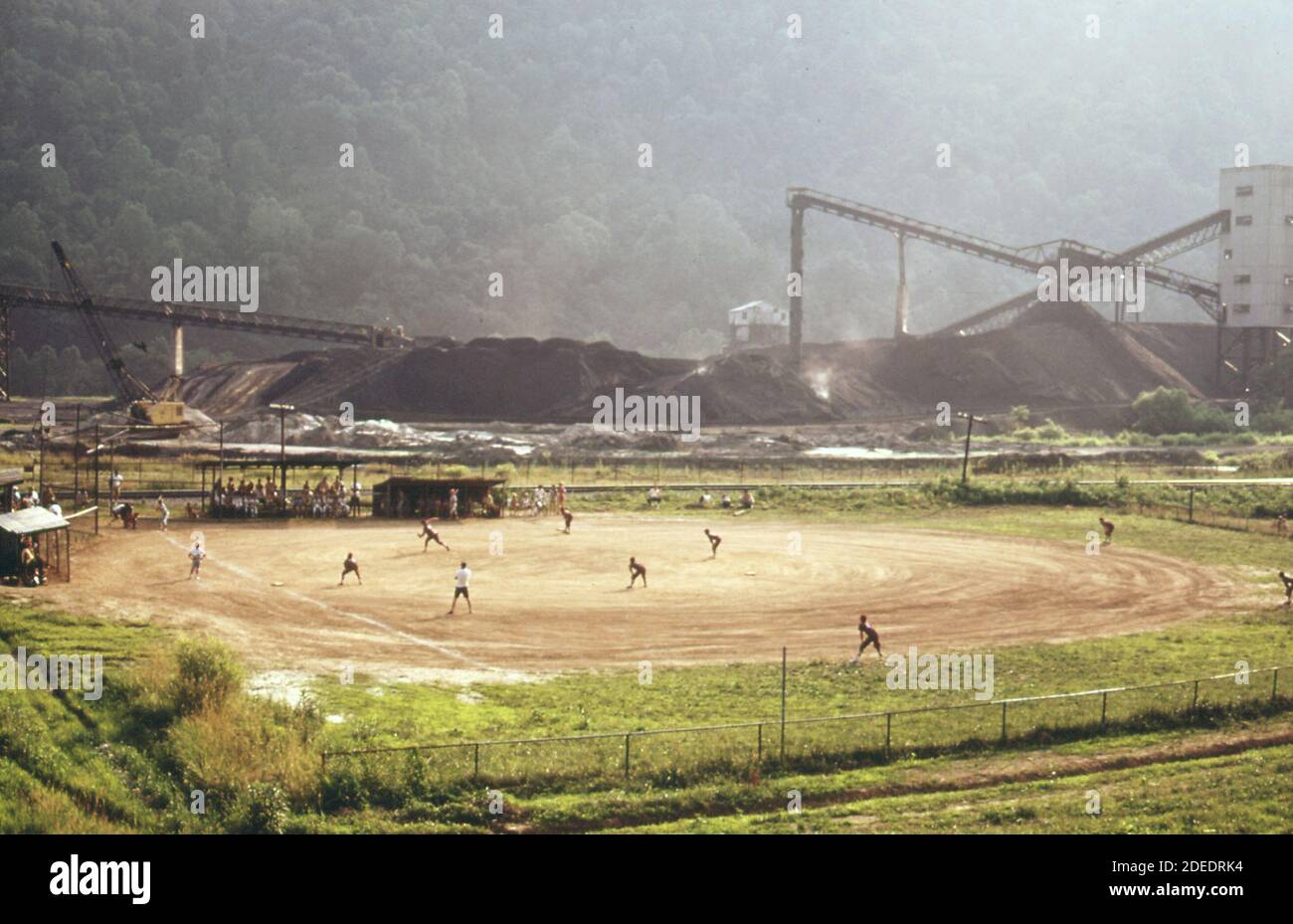 1970er-Jahre Foto (1973) - Glasgow West Virginia kleine Liga-Feldteams kommen aus Rand WV und Belle West Virginia und anderen Städten des Kanawha Valley. Appalachian Kraftwerk und Kohle Haufen im Hintergrund Stockfoto