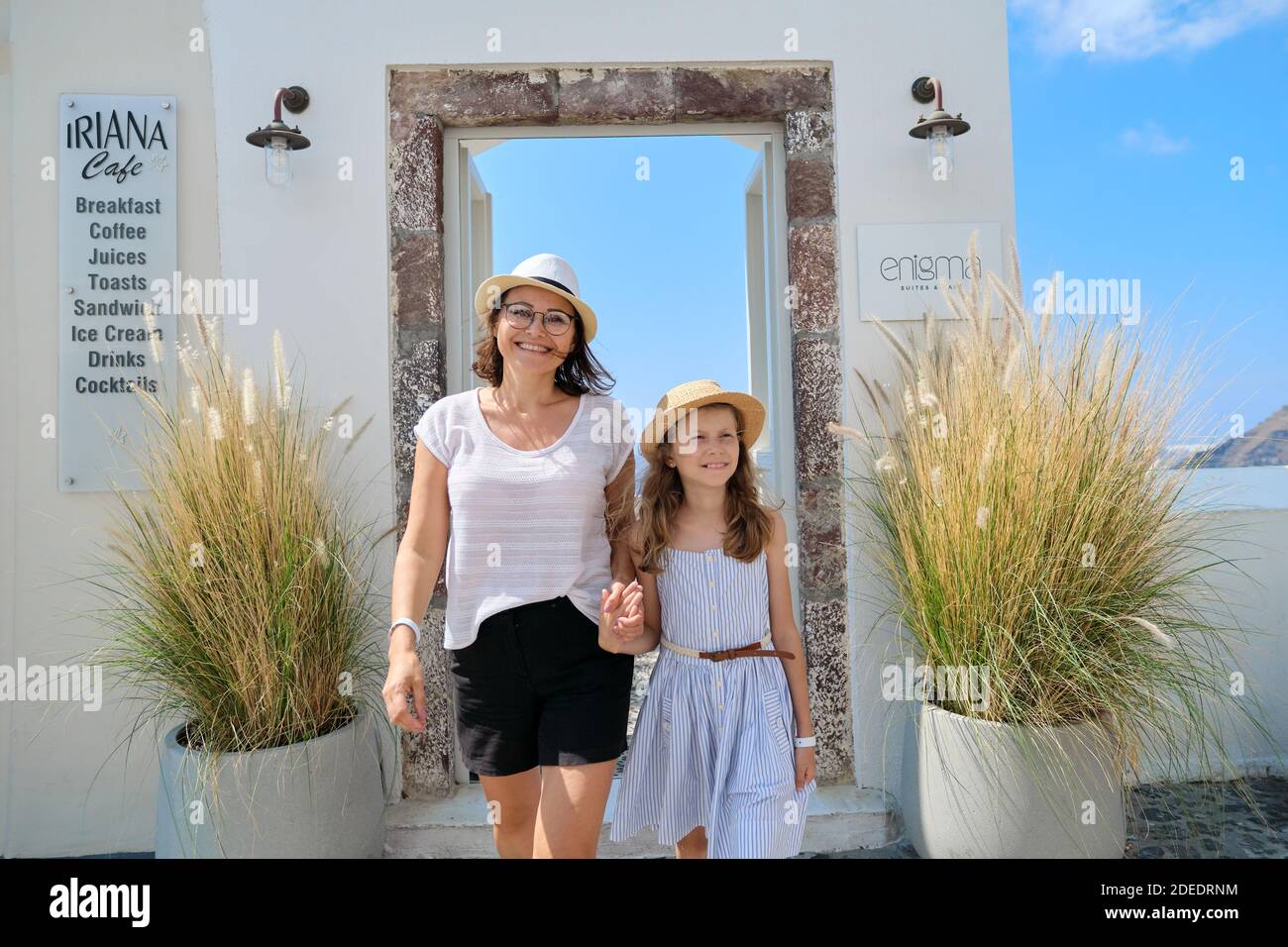 11.09.2019. Santorini Insel in Griechenland, Fira. Fotozone, Mutter und Tochter Touristen posieren für Foto Stockfoto