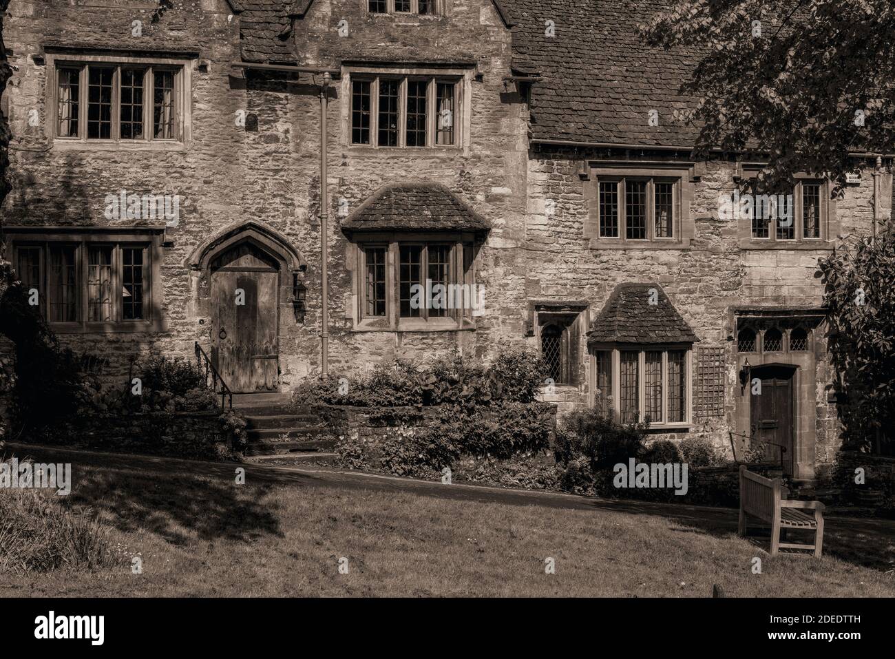 Giebled House (links) in der Stadt Cotswold Wool in Burford, Oxfordshire, England. Eine jakobanische Fassade aus dem Jahr 1600er und ein Tudor-Eingang aus dem Jahr 1500s verbergen Holz aus den frühen 1400s Jahren. Stockfoto