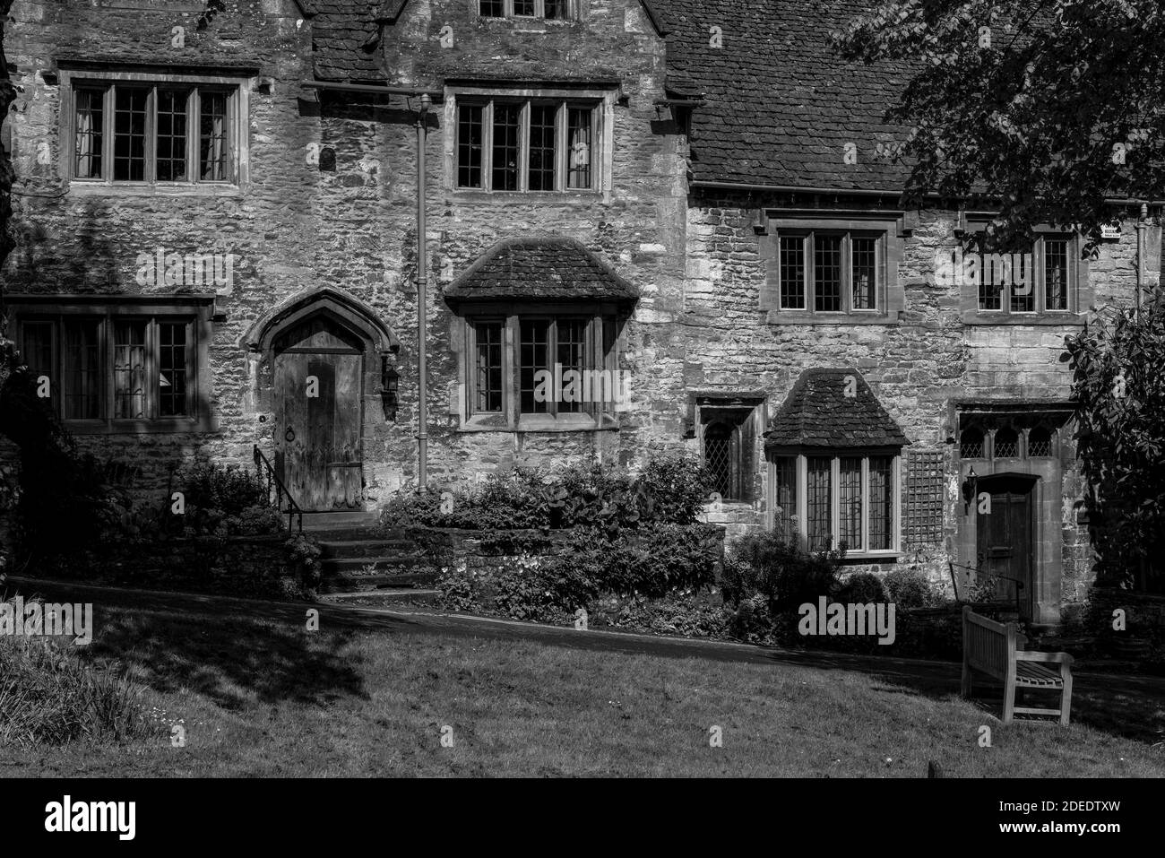 Giebled House (links) in der Stadt Cotswold Wool in Burford, Oxfordshire, England. Eine jakobanische Fassade aus dem Jahr 1600er und ein Tudor-Eingang aus dem Jahr 1500s verbergen Holz aus den frühen 1400s Jahren. Stockfoto