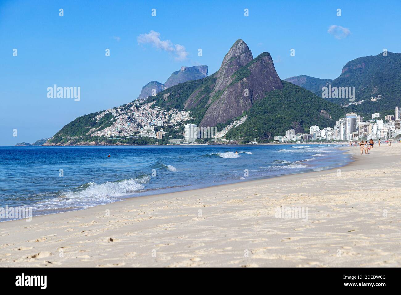 RIO DE JANEIRO, BRASILIEN - 19. DEZEMBER 2019: Ipanema Strand am Morgen. Zwei Brother Berg im Hintergrund in Rio de Janeiro, Brasilien. Stockfoto