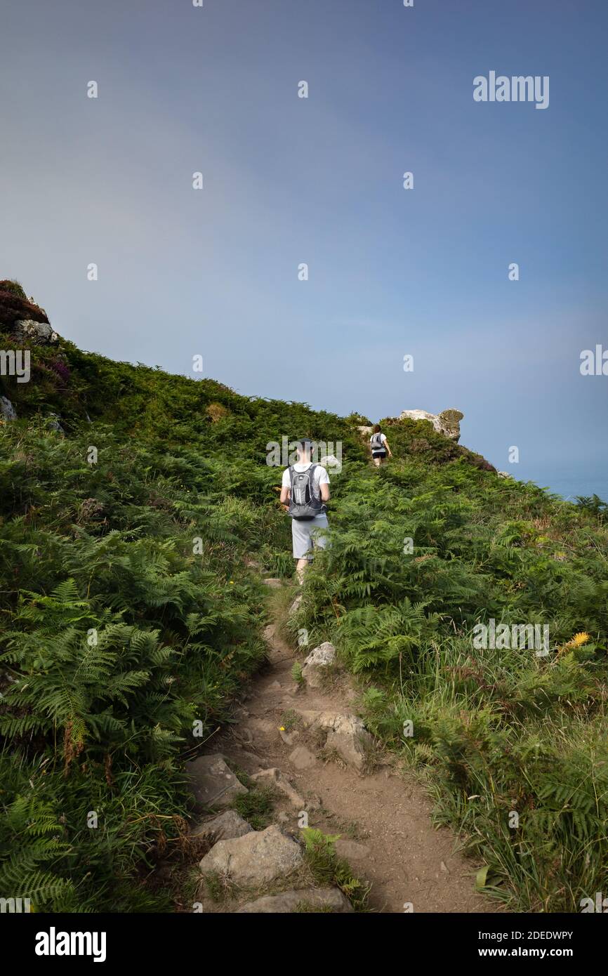 Cornwalli, Großbritannien - 10. August 2020. Wanderer auf dem kornischen Küstenweg. Zwischen St. Ives und Pendeen Stockfoto