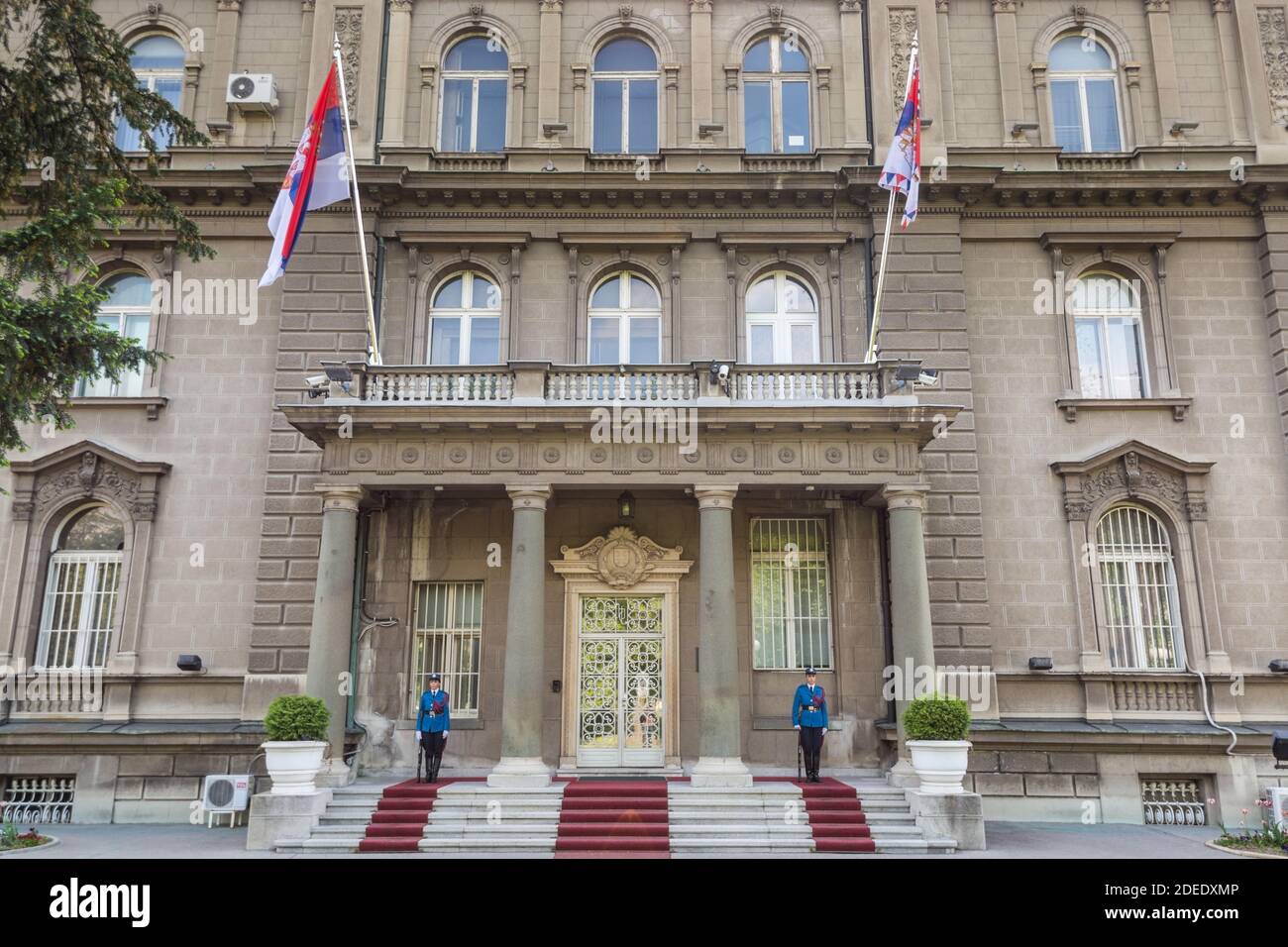 Präsidentengarde in der Residenz des Präsidenten Serbiens in Belgrad. Gebäude der serbischen Präsidentschaft, Neuer Palast. Stockfoto