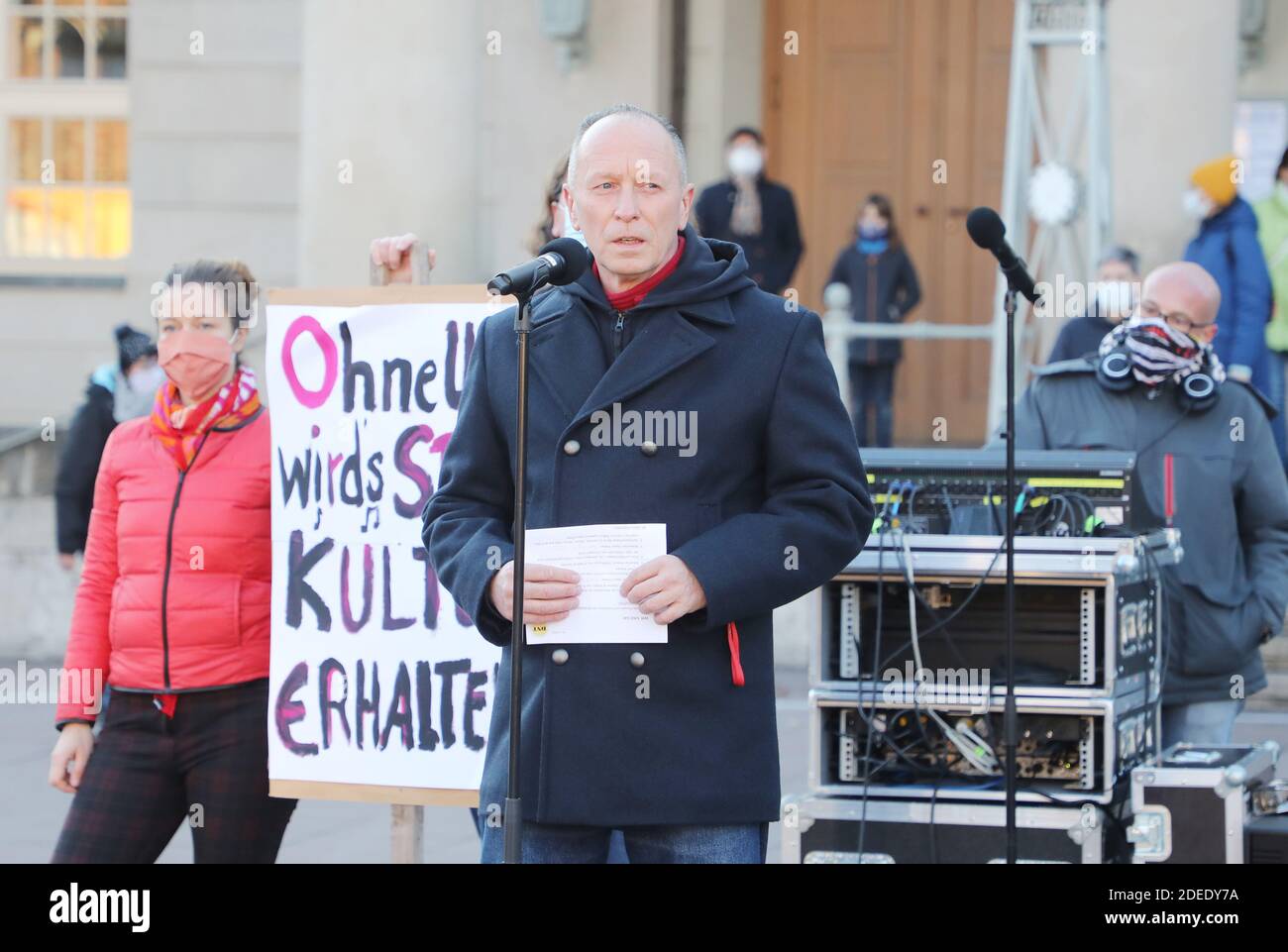 30. November 2020, Thüringen, Weimar: Hasko Weber, Generaldirektor des Deutschen Nationaltheaters in Weimar, spricht am gemeinsamen Aktionstag vor dem Schauspielhaus unter dem Motto "Wir sind hier! Künstler aus verschiedenen Thüringer Theatern nahmen am Montag an einem bundesweiten Aktionstag unter dem Motto "Wir sind hier! Auf diese Weise wollen die Institutionen ihre Solidarität mit anderen betroffenen Institutionen in Zeiten der Corona-Pandemie zum Ausdruck bringen. Foto: Bodo Schackow/dpa-Zentralbild/dpa Stockfoto