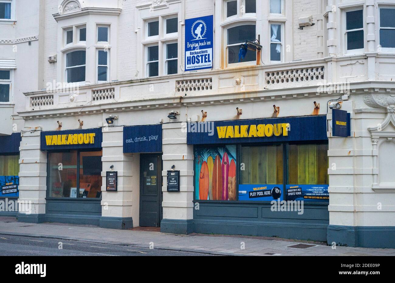 Der Walkabout Pub & Bar im australischen Stil in der West Street Brighton mit Brighton Beach Inn Backpackers Hostel oben geschlossen während Sperre 2 Stockfoto