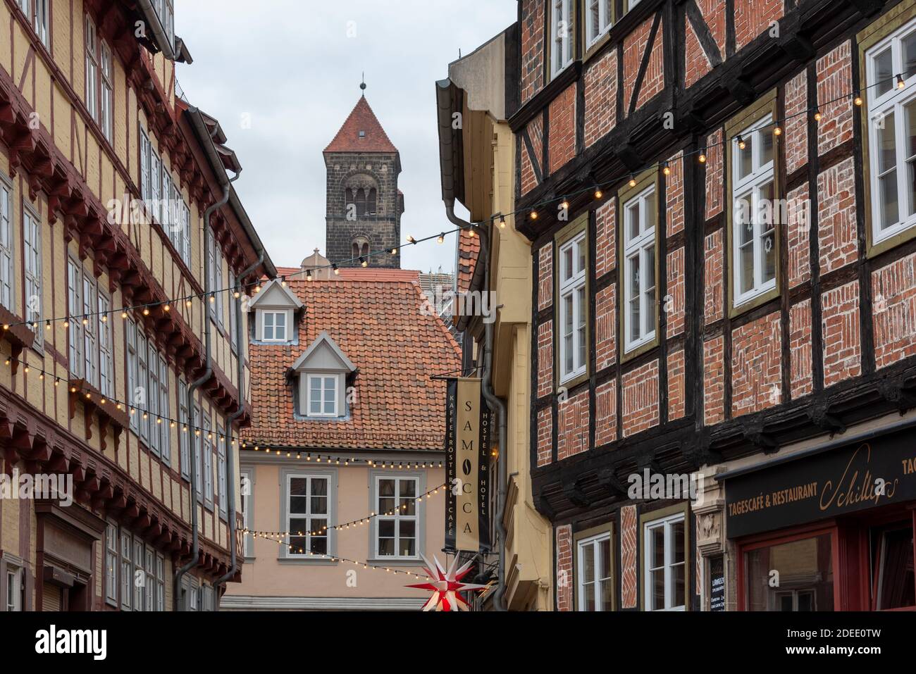 29. November 2020, Sachsen-Anhalt, Quedlinburg: Weihnachtlich geschmückte Fassaden und Lichterketten schaffen Adventsstimmung in der Altstadt. Der traditionelle Weihnachtsmarkt vor historischer Fachwerkkulisse, der in dieser Jahreszeit normalerweise Zehntausende Besucher anzieht, musste in diesem Jahr wegen der Corona-Pandemie abgesagt werden. Foto: Stephan Schulz/dpa-Zentralbild/ZB Stockfoto