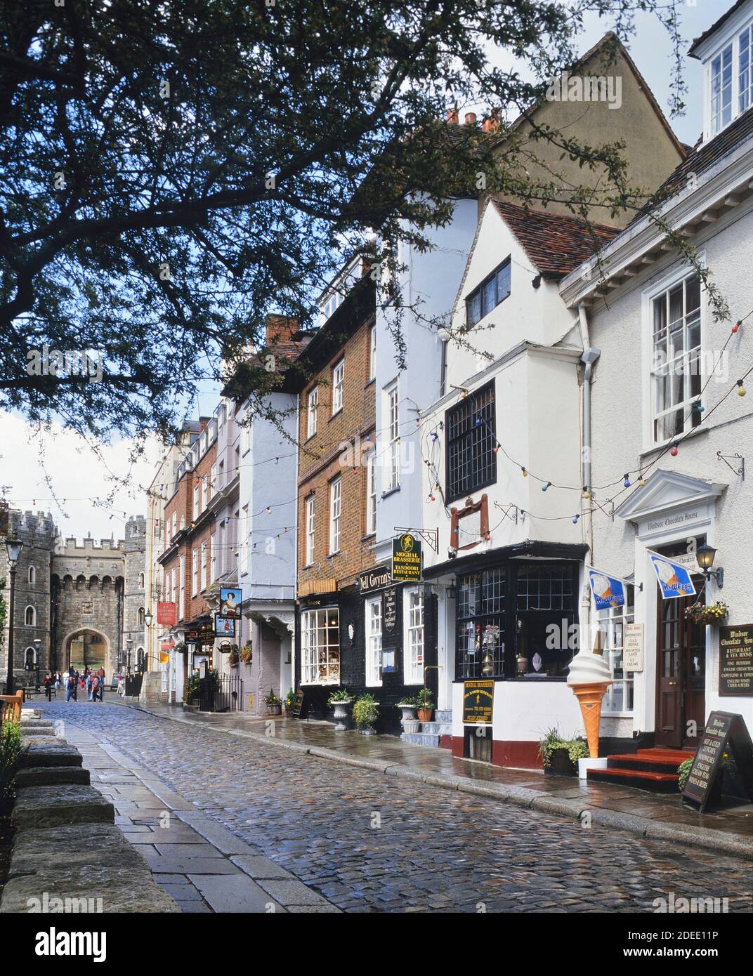 Church Street mit Blick auf Henry VIII Gate, Windsor, Berkshire, England, Großbritannien. Ca. 1990er Jahre Stockfoto