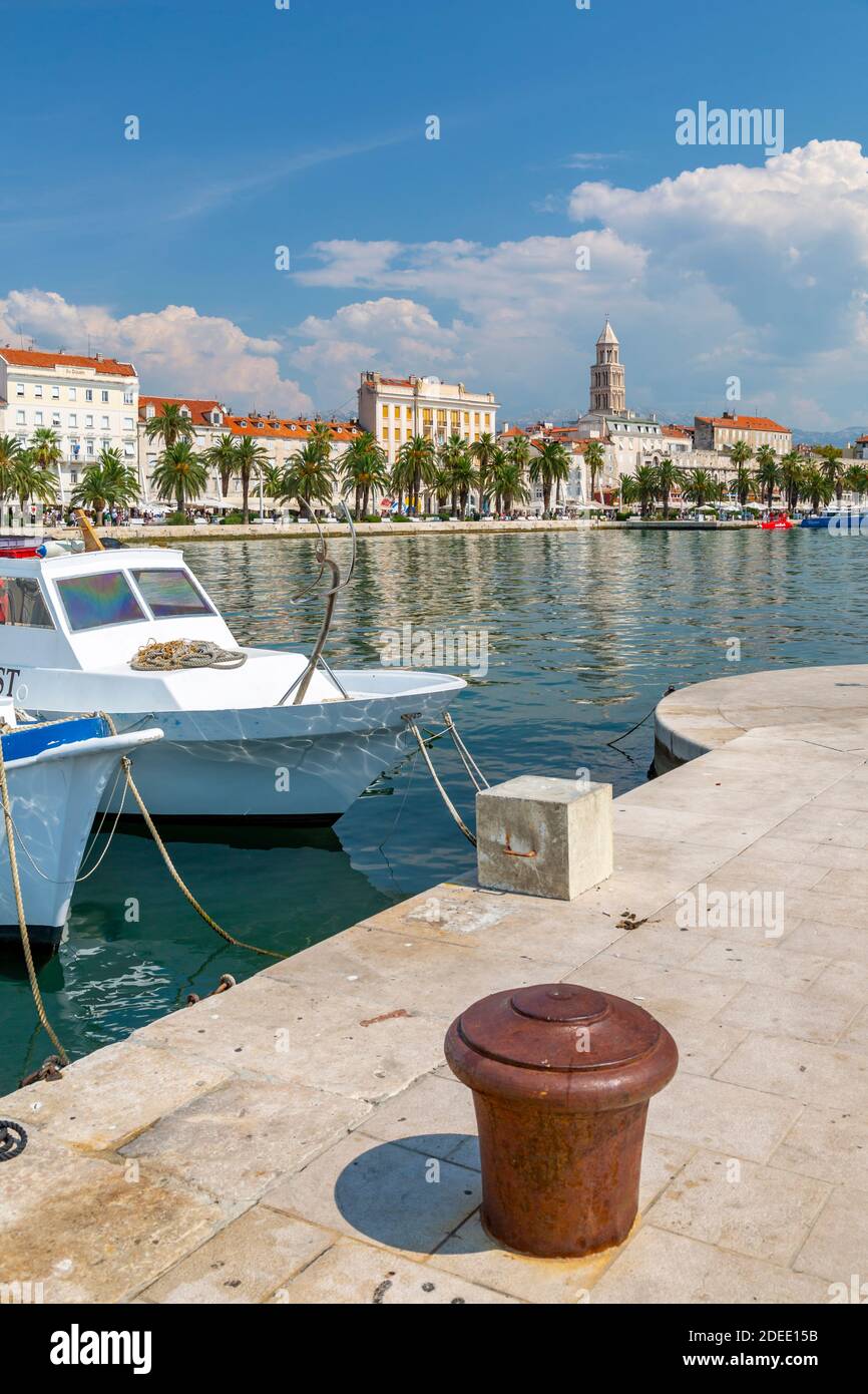 Blick auf den Hafen von Split und die Kathedrale von Saint Domnius, Split, Dalmatinische Küste, Kroatien, Europa Stockfoto