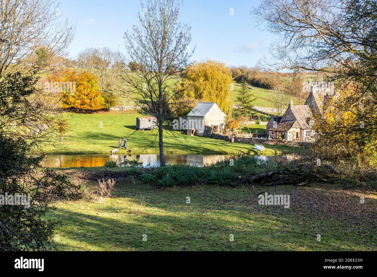 Herbst in den Cotswolds - der kleine See am Bach hinter Manor Farm in Middle Duntisbourne, Gloucestershire UK Stockfoto