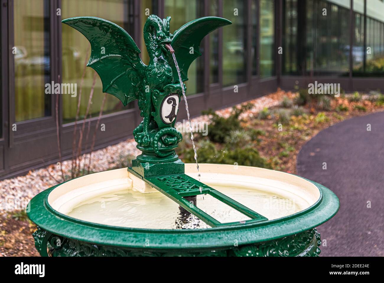 Basilisk Trinkwasserbrunnen in Basel, Schweiz. Die Figur auf dem Basler Basilisken-Trinkbrunnen spielt auch eine Rolle in der Harry-Potter-Geschichte in der Kammer des Schreckens Stockfoto