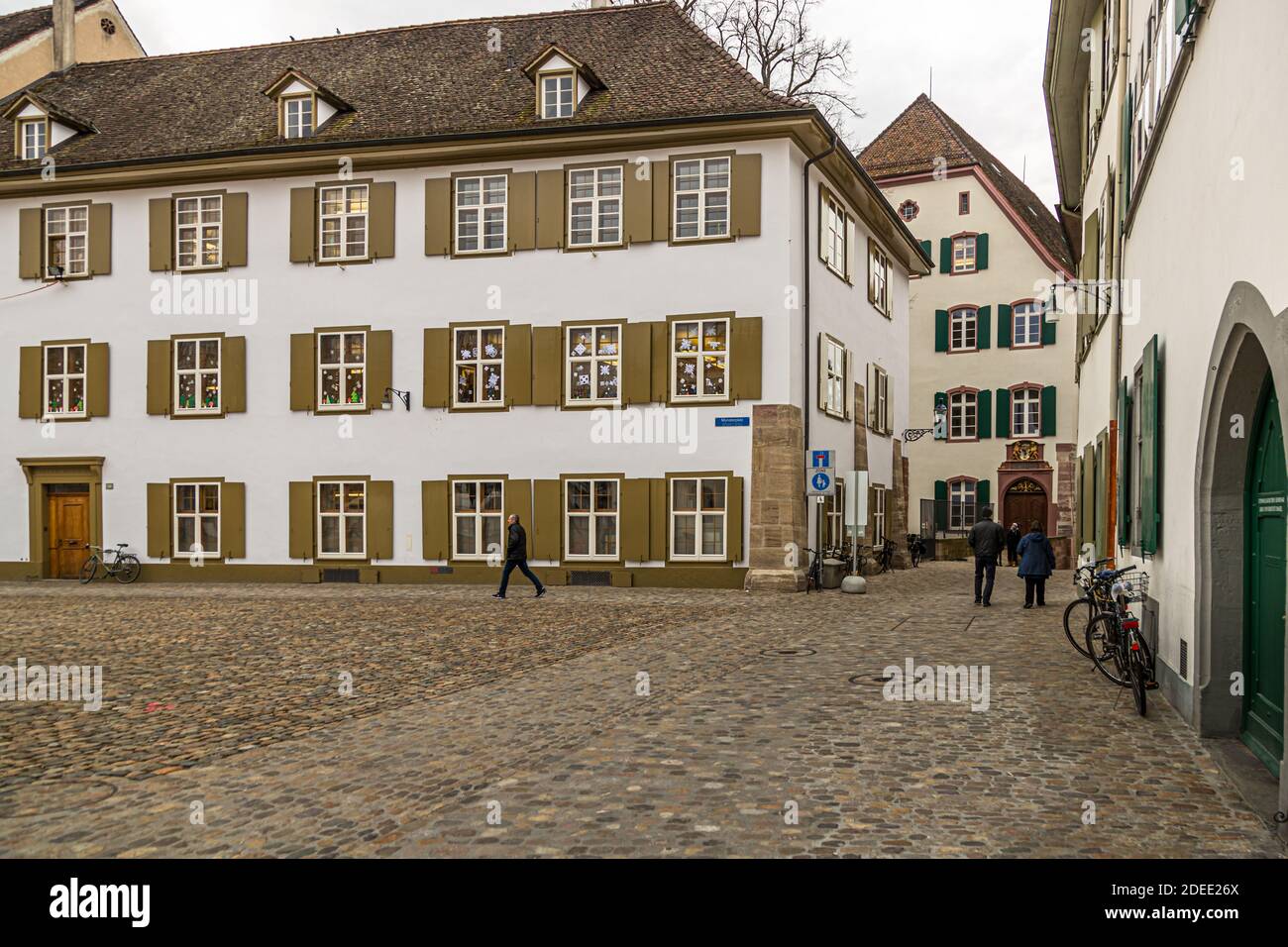 Das Haus, in dem der Basler Rat 1431 stattfand, liegt hinter dem Münsterplatz in Basel, Schweiz. Im Hintergrund das Haus zur Mücke. An diesem Ort wurde während des Basler Konzils Papst Felix V. gewählt Stockfoto