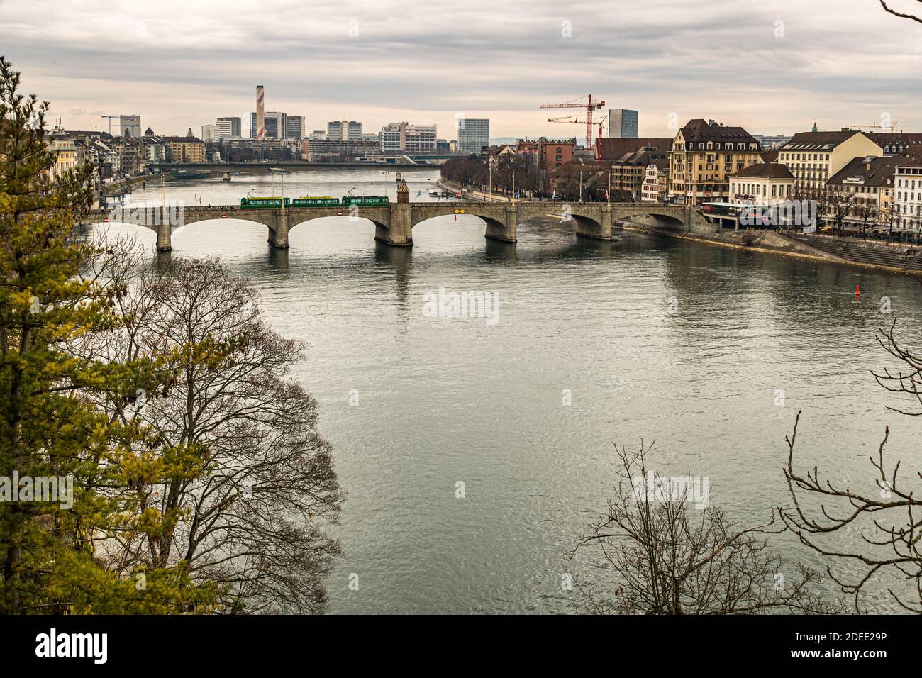 Mittlere Brücke über den Rhein in Basel, Schweiz. Als erste Rheinbrücke ist die mittlere Brücke seit 1225 ein wichtiges Bindeglied für den Nord-Süd-Handel. Stockfoto