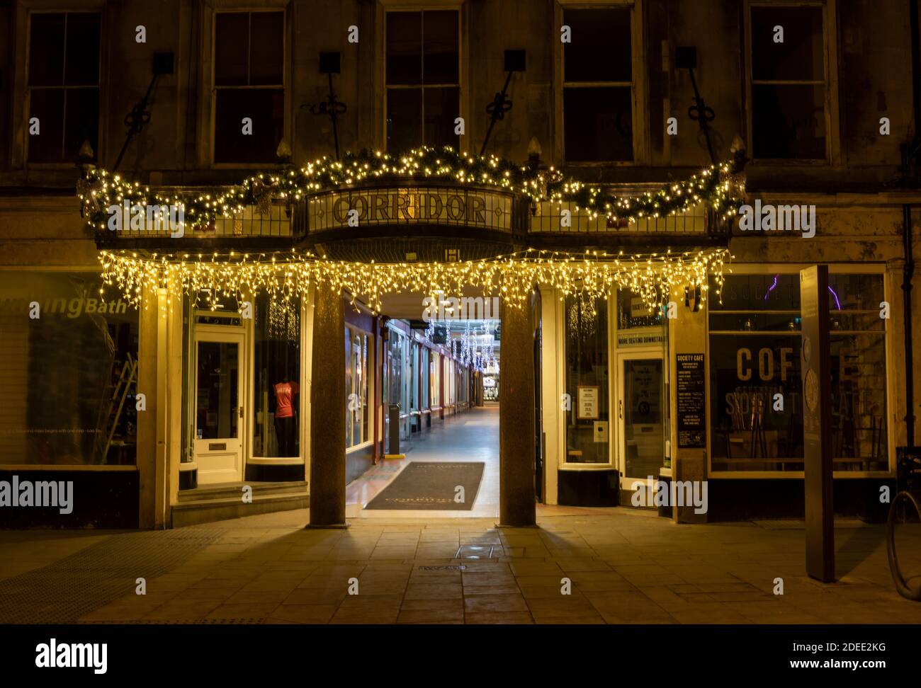 Die historische Einkaufspassage Corridor, dekoriert mit Weihnachtslichtern im Stadtzentrum von Bath, Somerset, England, Großbritannien. 2020 Stockfoto