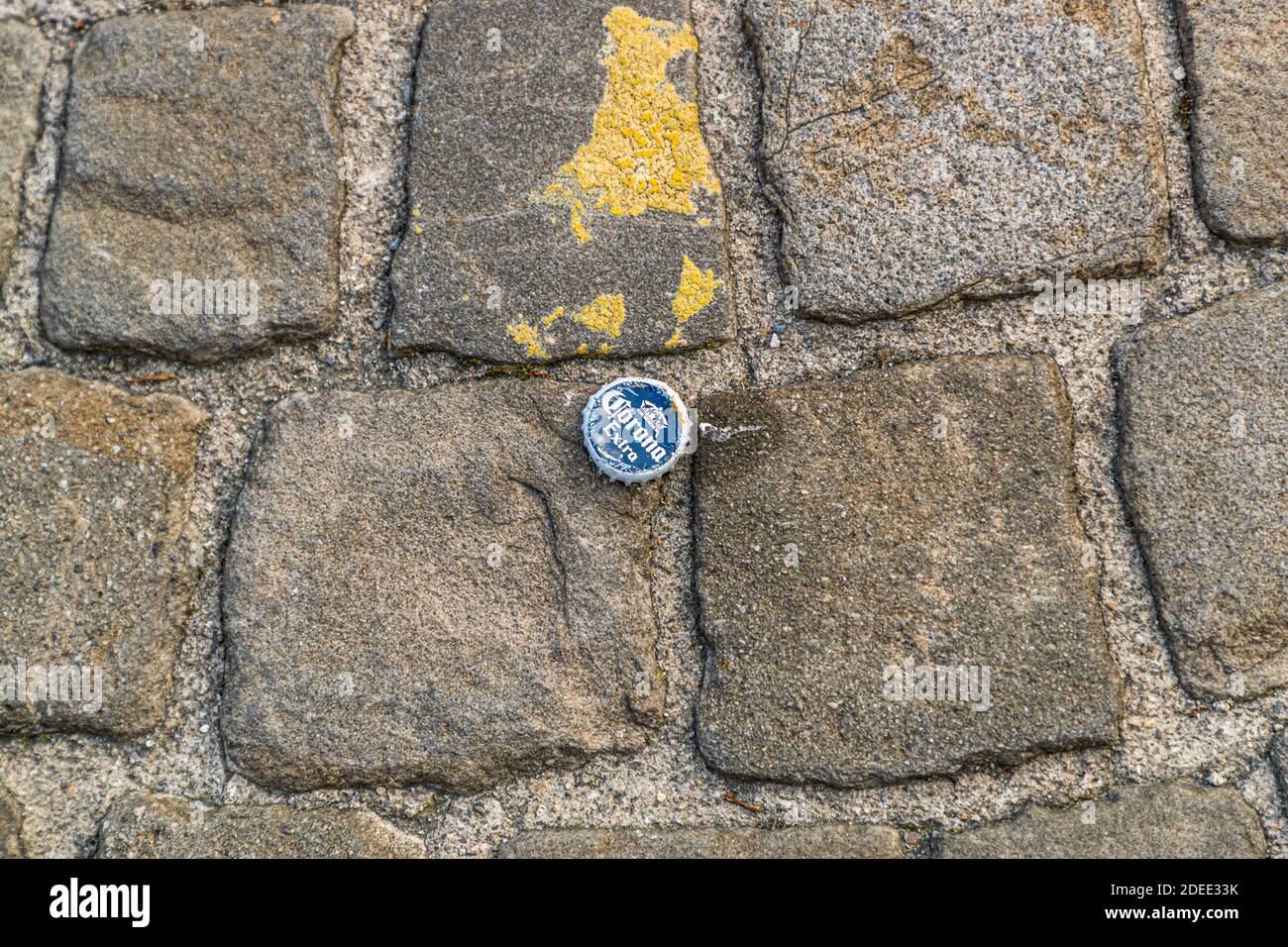 Corona Flaschenverschluss auf dem Bürgersteig in Zürich, Schweiz Stockfoto