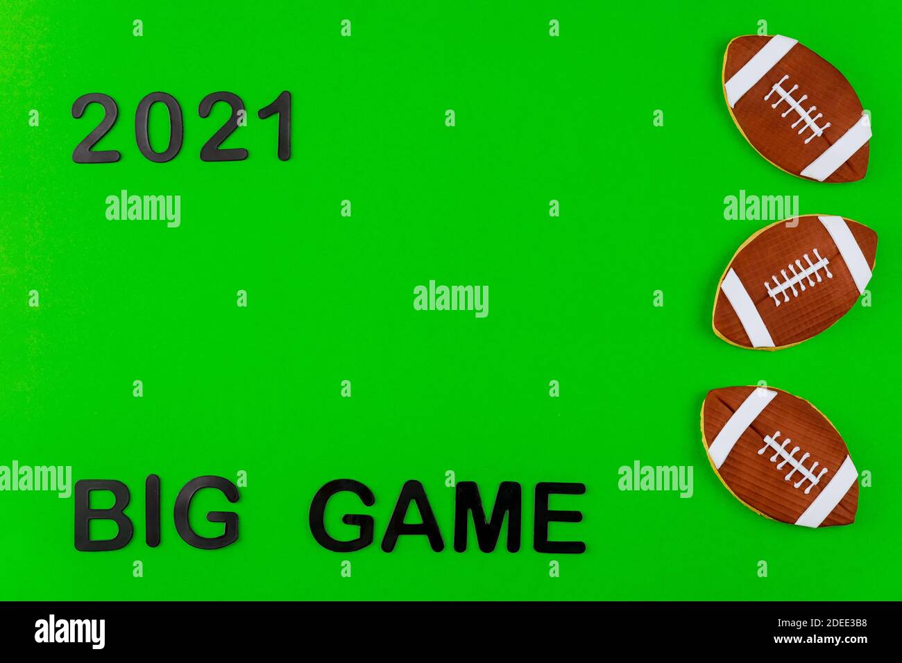 Symbol des amerikanischen Fußballspiels mit Text 2021 auf grünem Hintergrund. Professioneller Sporthintergrund. Stockfoto