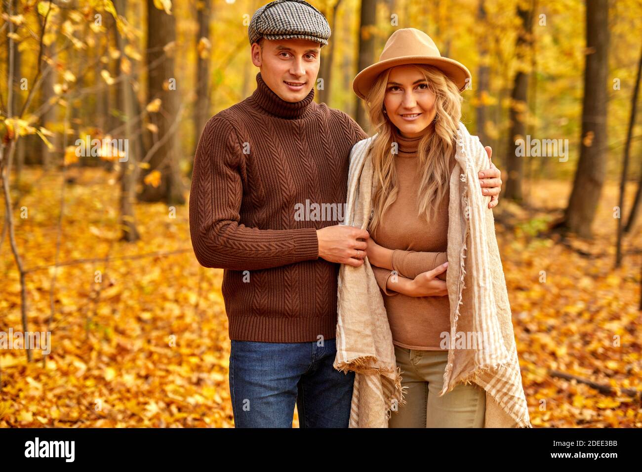 Verheiratetes Paar in herbstlicher Kleidung spazieren im herbstlichen Wald im Freien, zwei Liebende posieren zusammen, sorglos Stockfoto Verheiratetes Paar in herbstlicher Kleidung spazieren im herbstlichen Wald im Freien, zwei Liebende posieren zusammen, sorglos Stockfoto