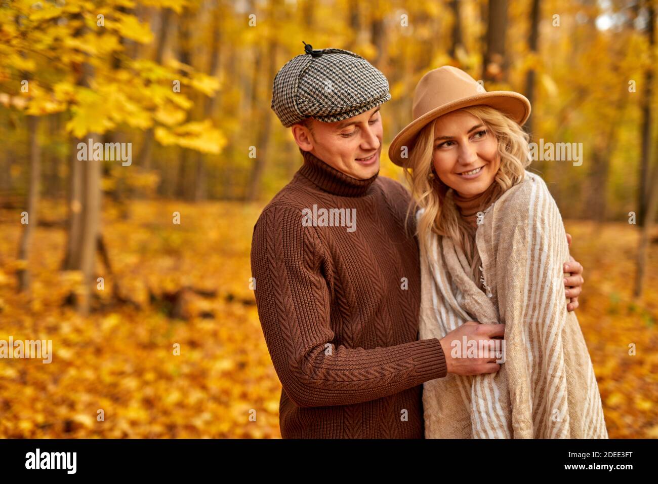 Verheiratetes Paar in herbstlicher Kleidung spazieren im herbstlichen Wald im Freien, zwei Liebende posieren zusammen, sorglos Stockfoto Verheiratetes Paar in herbstlicher Kleidung spazieren im herbstlichen Wald im Freien, zwei Liebende posieren zusammen, sorglos Stockfoto