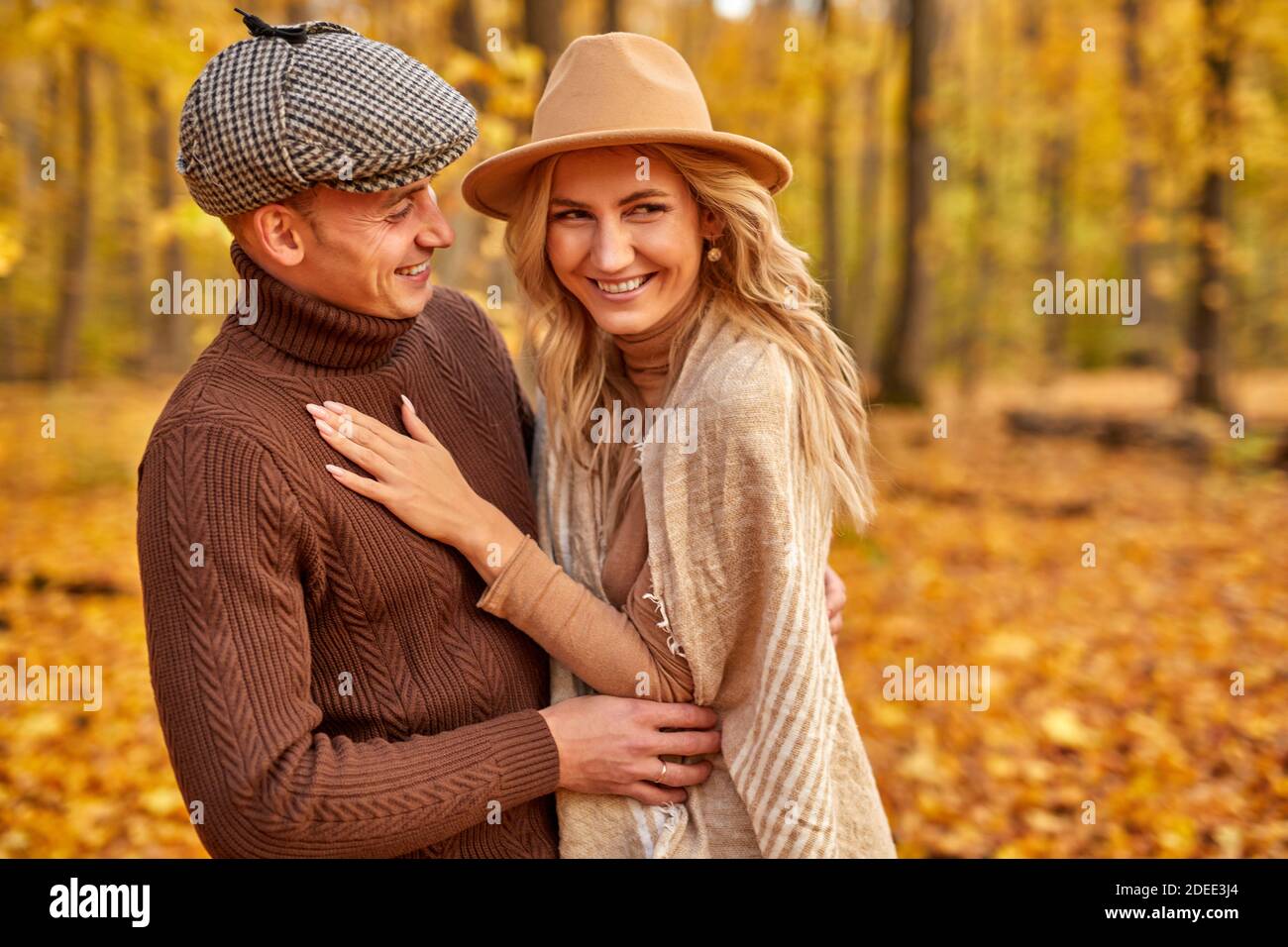 Glücklich verliebtes Paar verbringen romantische Zeit im Herbst Park oder Wald, schöne Mann und Frau in Mänteln posiert vor der Kamera um Orangenblätter und Bäume Stockfoto Glücklich verliebtes Paar verbringen romantische Zeit im Herbst Park oder Wald, schöne Mann und Frau in Mänteln posiert vor der Kamera um Orangenblätter und Bäume Stockfoto