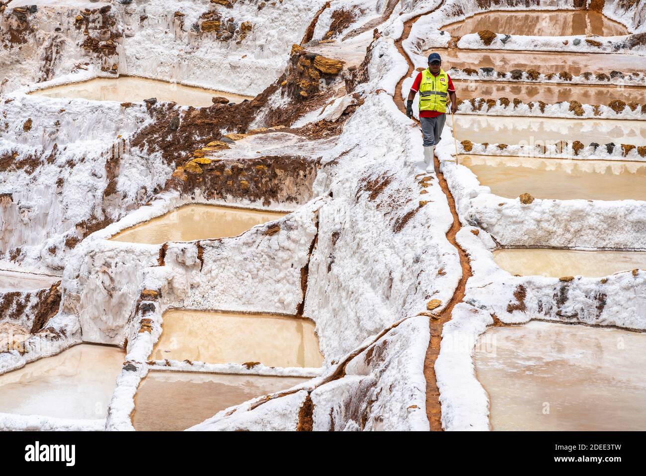 Mann, der in Salineras de Maras, Sacred Valley, Peru arbeitet Stockfoto