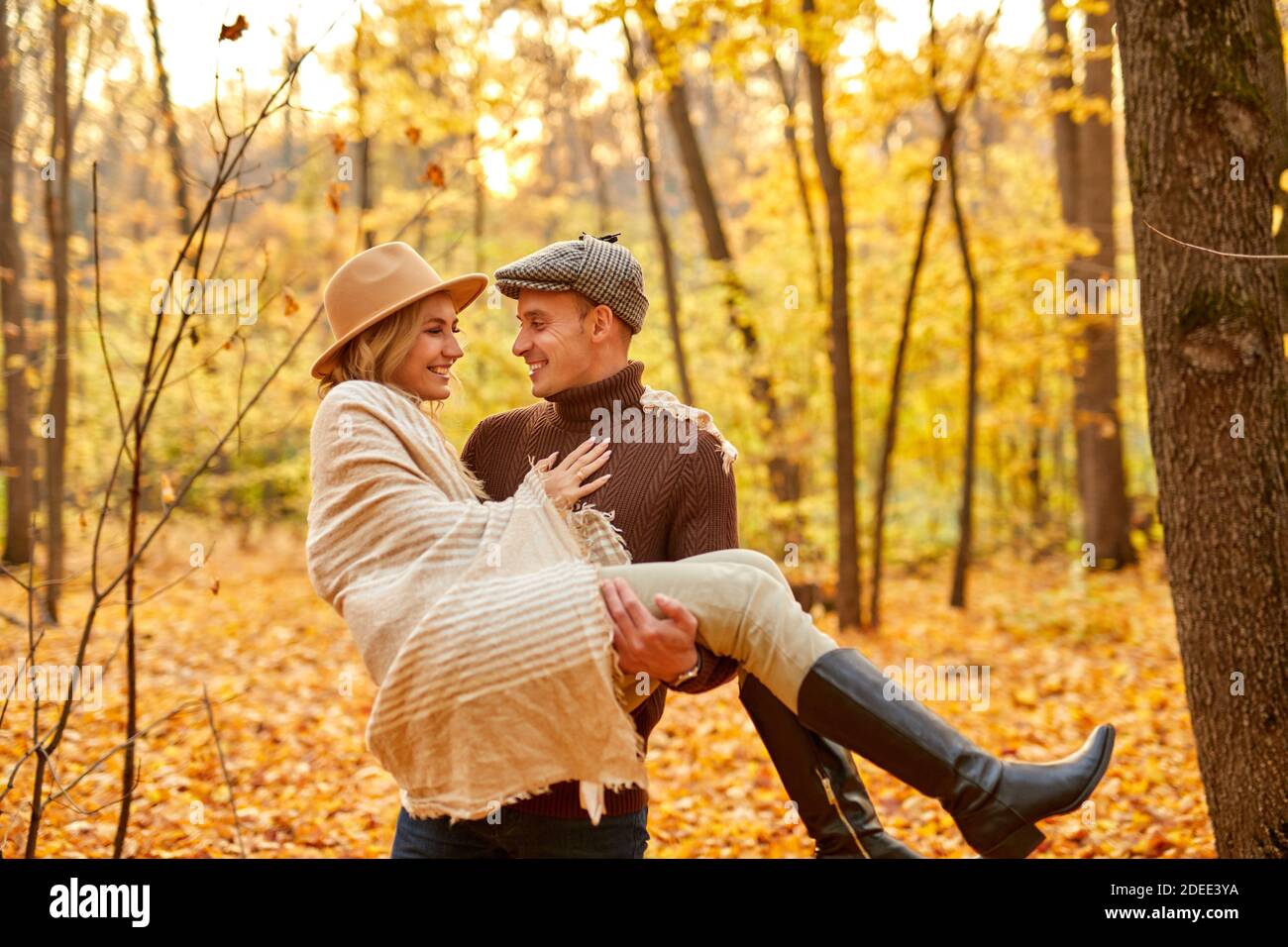 Paare verbringen Zeit an sonnigen Herbsttag im Wald, sie haben glückliche Zeit zusammen, Mann halten Frau in den Händen, Blick auf jeden ther mit Liebe Stockfoto Paare verbringen Zeit an sonnigen Herbsttag im Wald, sie haben glückliche Zeit zusammen, Mann halten Frau in den Händen, Blick auf jeden ther mit Liebe Stockfoto