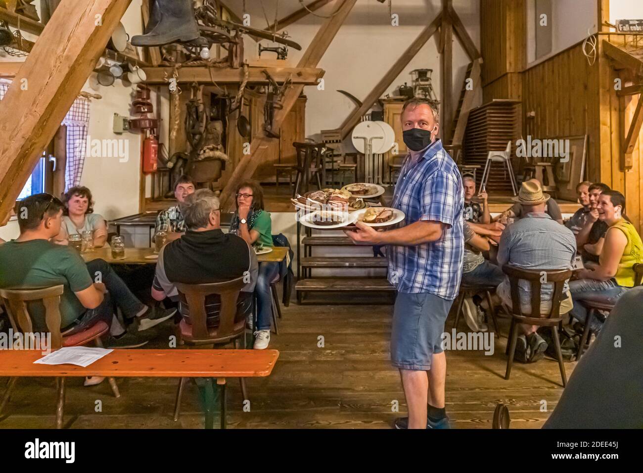 Soziales Treffen mit Zoigl Bier in Falkenberg, Deutschland Stockfoto