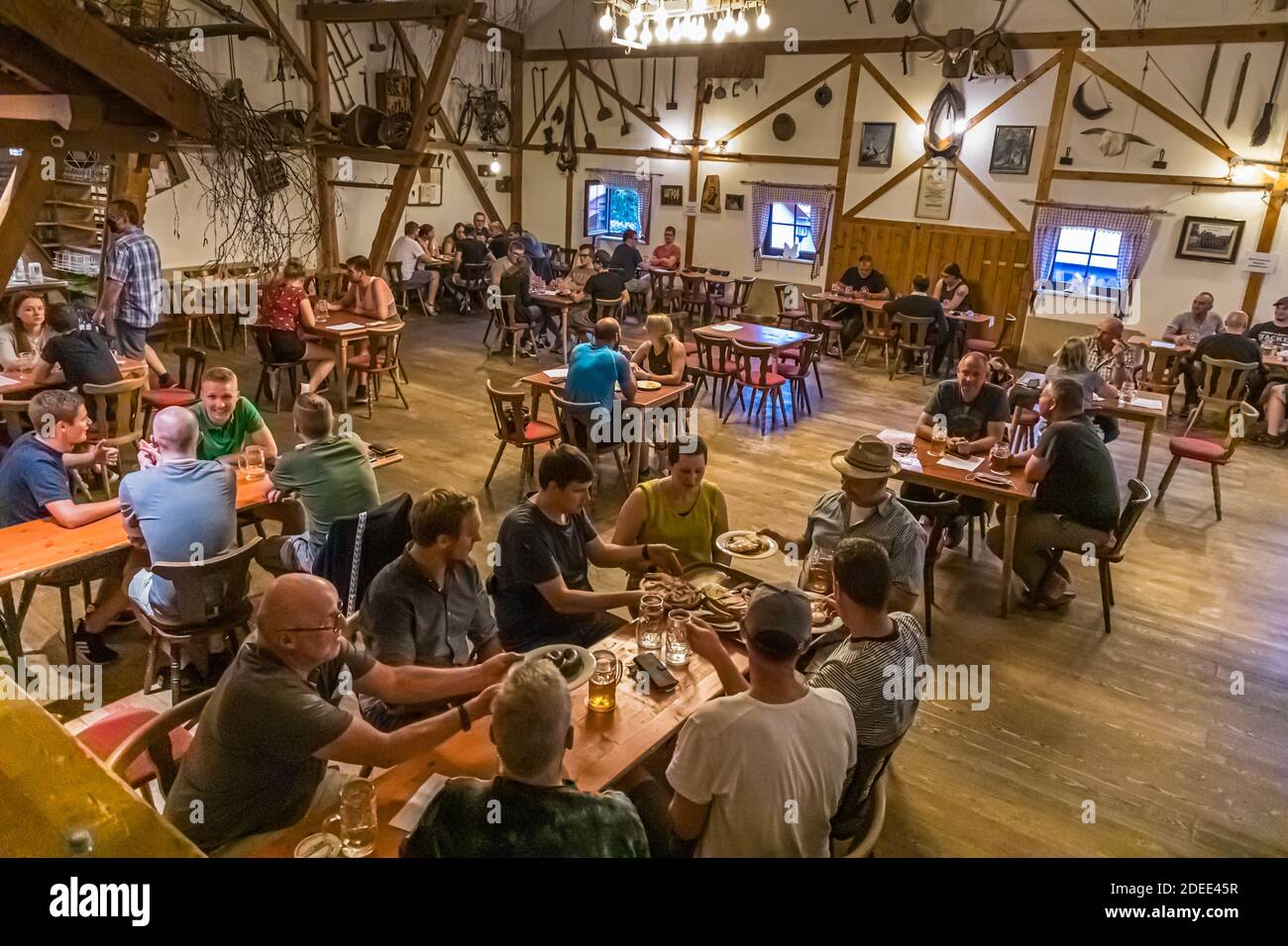 Soziales Treffen mit Zoigl Bier in Falkenberg, Deutschland Stockfoto
