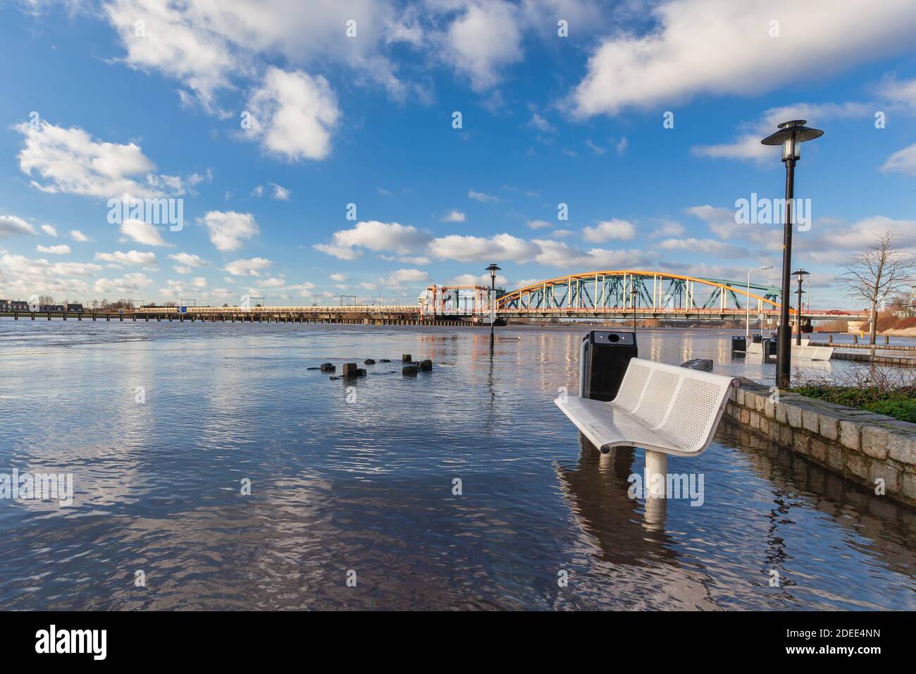 Uferpromenade des überfluteten niederländischen Flusses IJssel vor der Stadt Zutphen in Gelderland, Niederlande Stockfoto