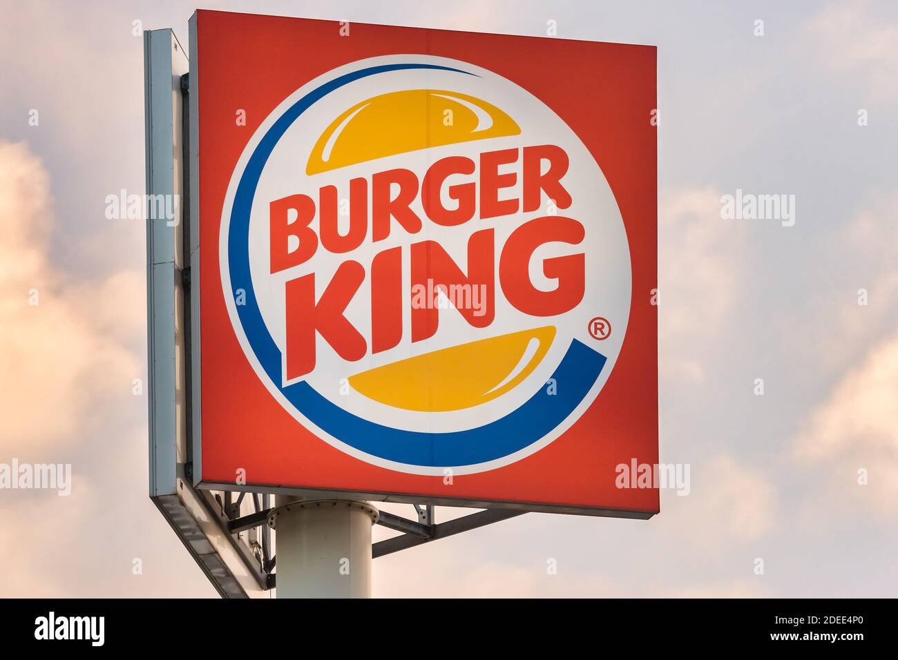 Rotterdam, Niederlande - 19. Januar 2020: Autobahnanzeigeschild für Burger King bei Sonnenuntergang in Rotterdam, Niederlande Stockfoto