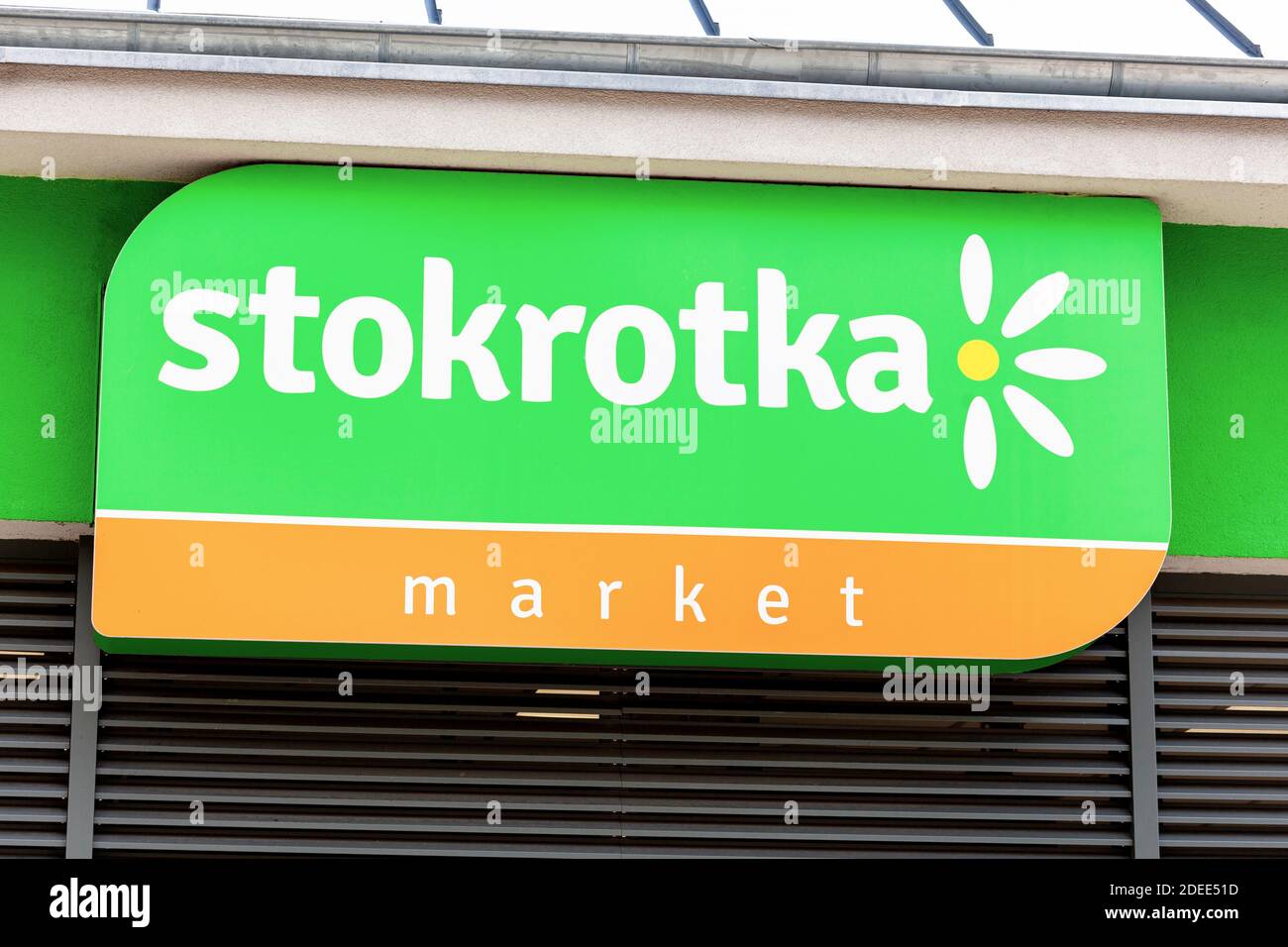 Stokrotka Markt, polnische Supermarkt-Shop vorne Logo Nahaufnahme. Esperia Capital Group, Einzelhandelsgeschäft, polnische Convenience-Shop-Ketten Stockfoto