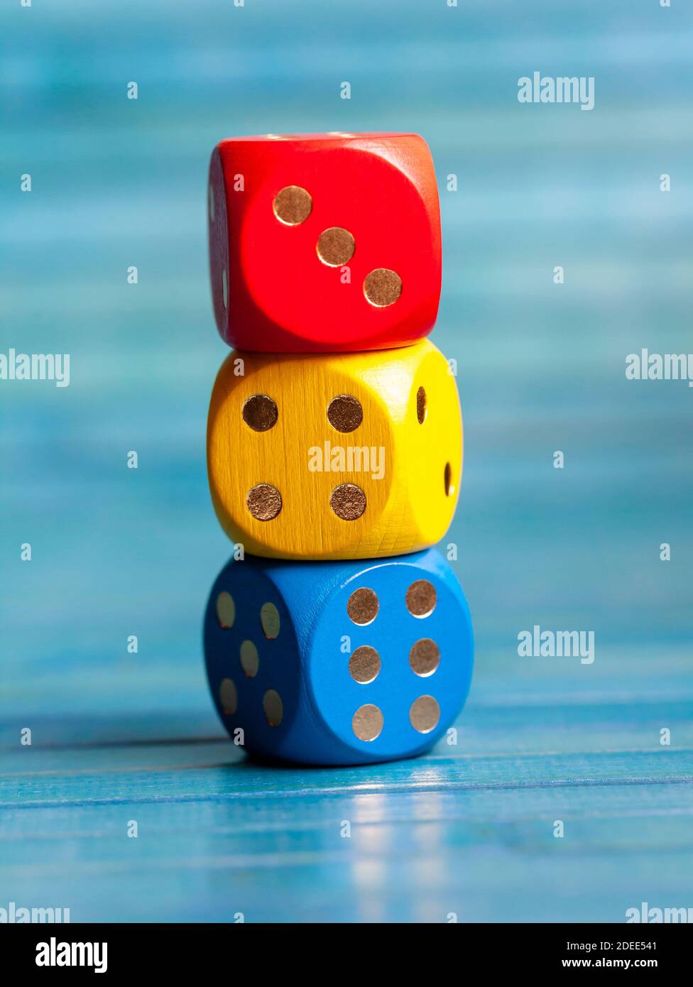 Drei bunte Brettspiel Würfel Stapel. Mehrfarbige Würfel, die übereinander liegen. Kinder frühe Schulbildung Symbol, einfache pädagogische Materialien Stockfoto