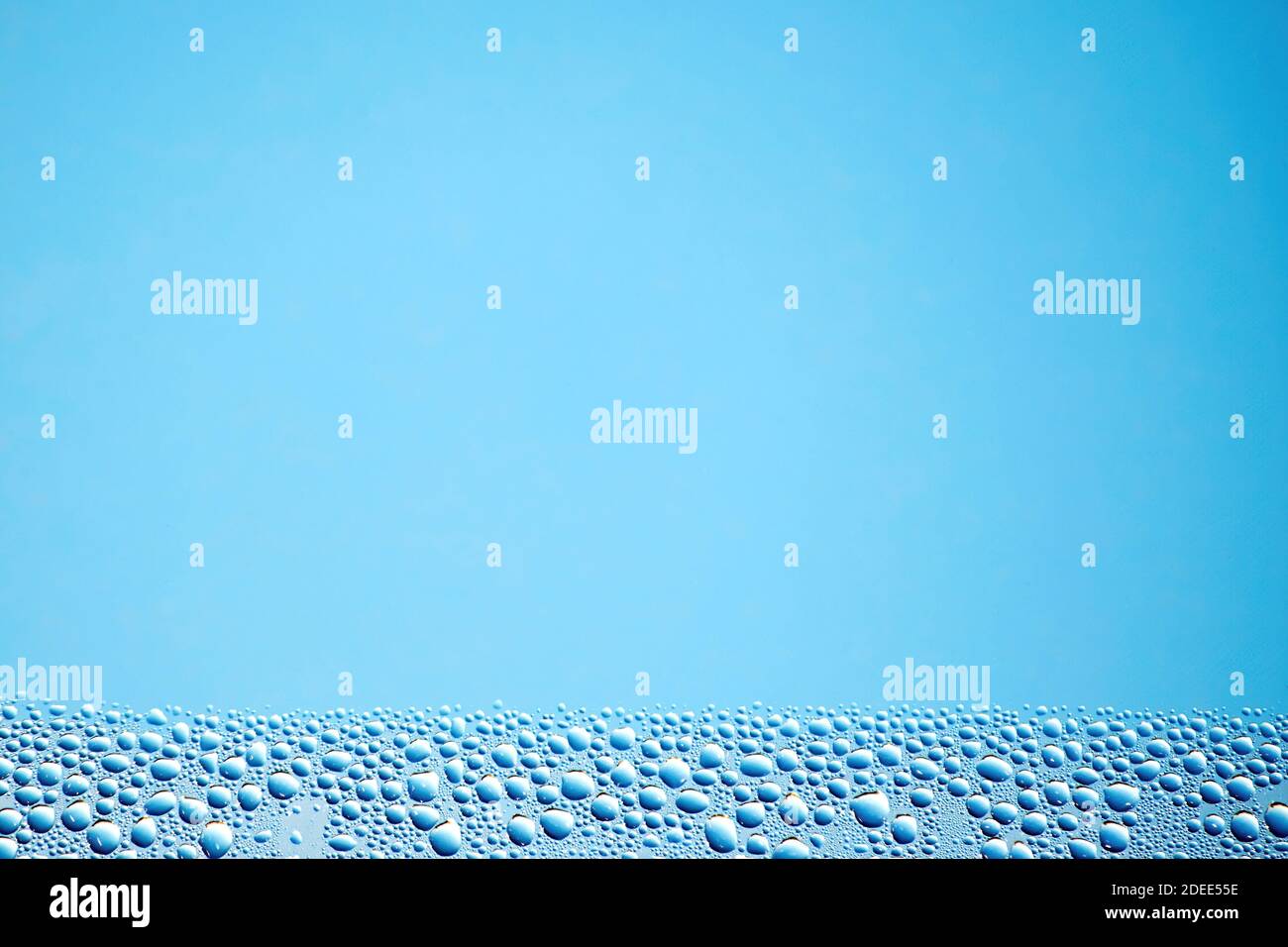 Wassertropfen aus der Nähe auf das vernebelte Fensterglas. Kondensat im Winter. Platz für Werbetext kopieren Stockfoto
