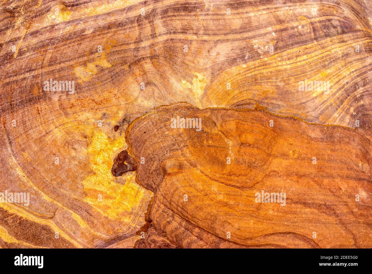 Spektakuläre Schichten aus mehrfarbigem Sandsteinfelsen rund um die "verlorene Stadt" Von Petra in Jordanien Stockfoto