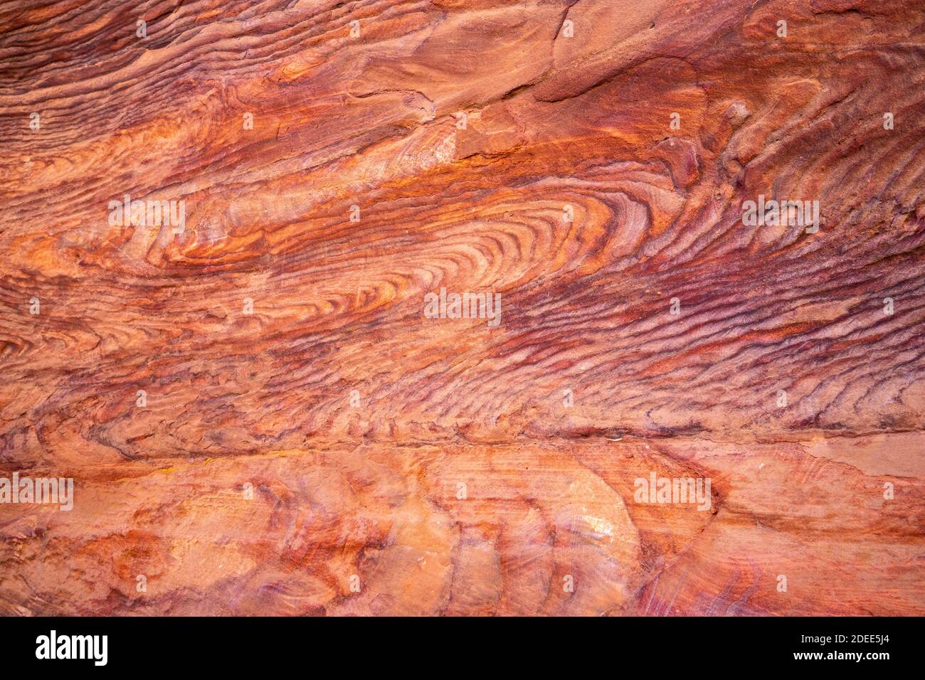 Spektakuläre Farben, Formen und Muster, die natürlich in Petra's roten Sandfelsen entstehen. Hintergrund, Textur, Kopierbereich Stockfoto